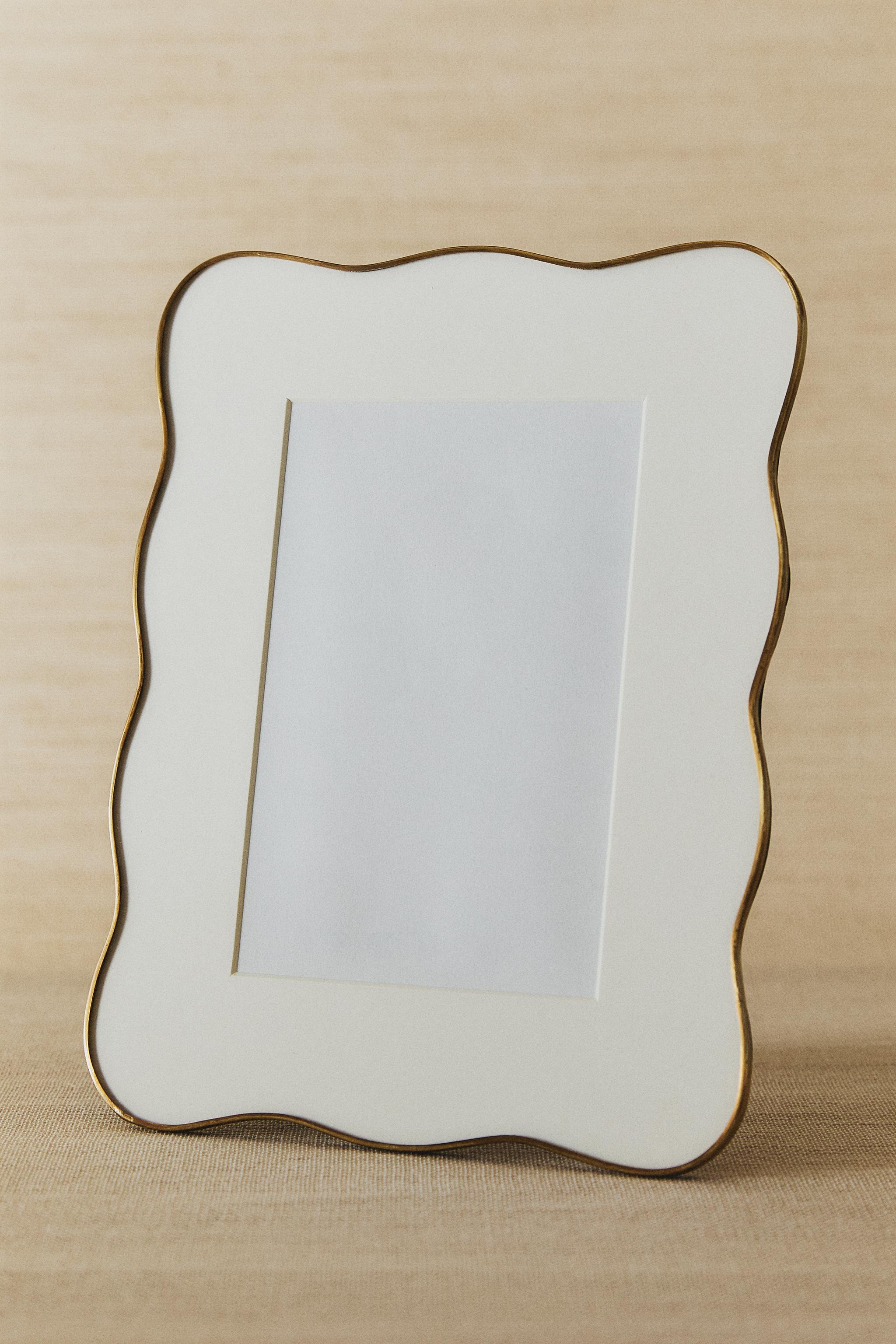 SCALLOPED METAL PICTURE FRAME