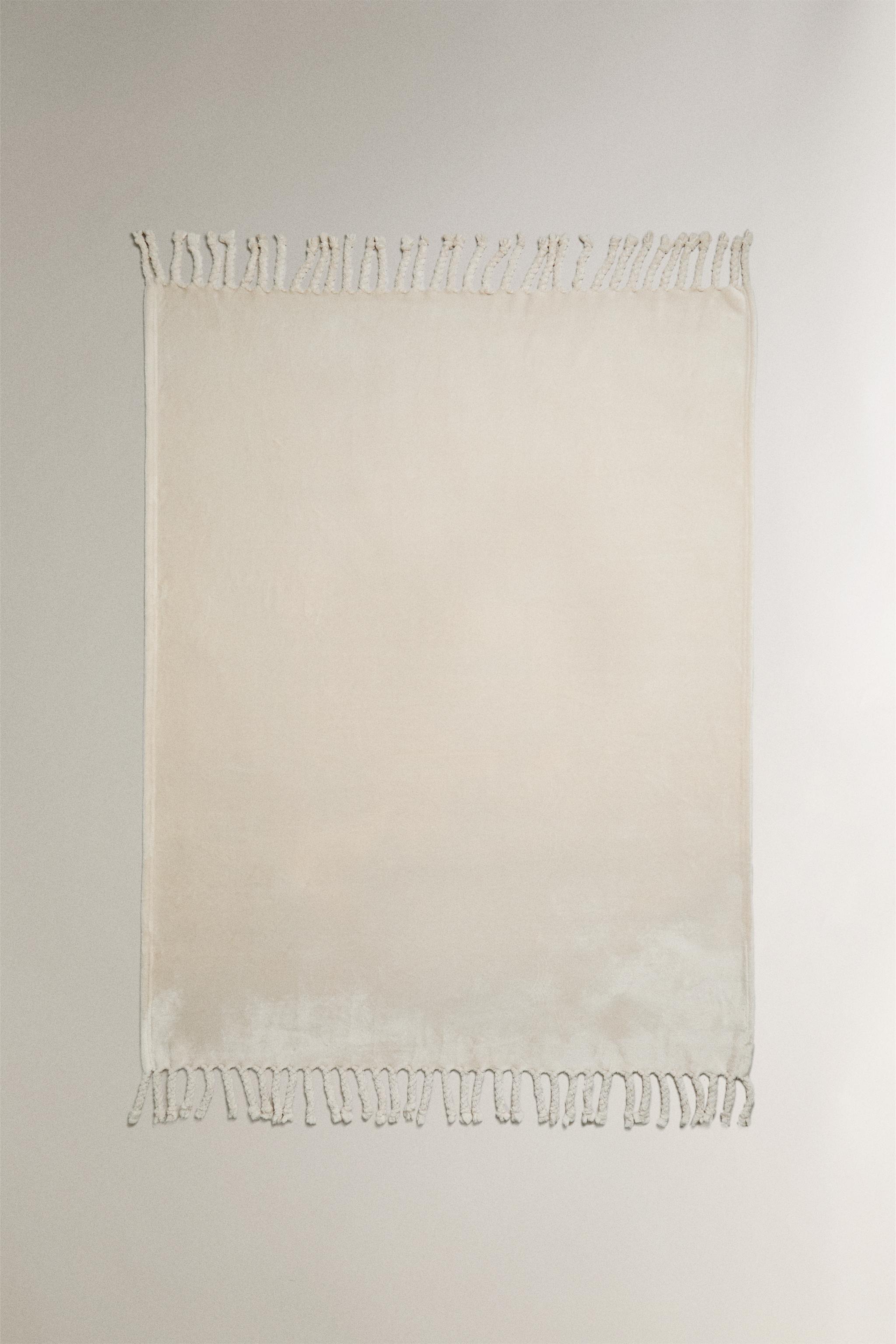 FLEECE BLANKET WITH FRINGING