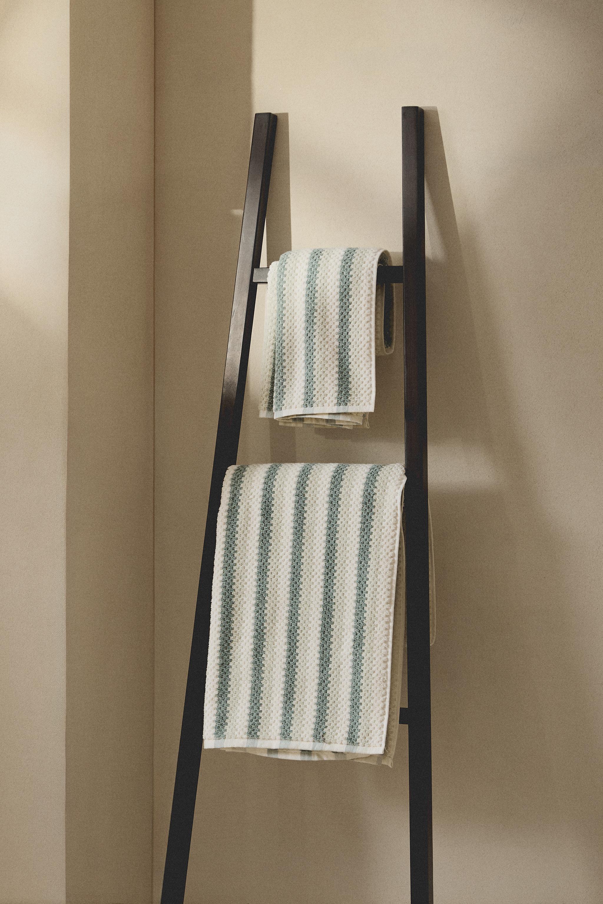 GEOMETRIC JACQUARD BATH TOWEL
