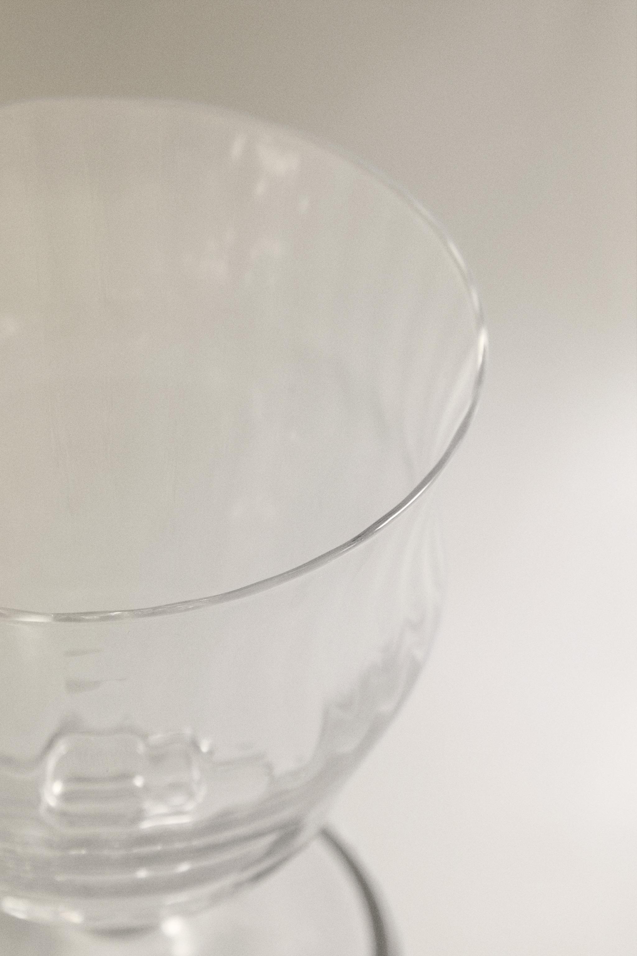 RAISED DESIGN WINE GLASS