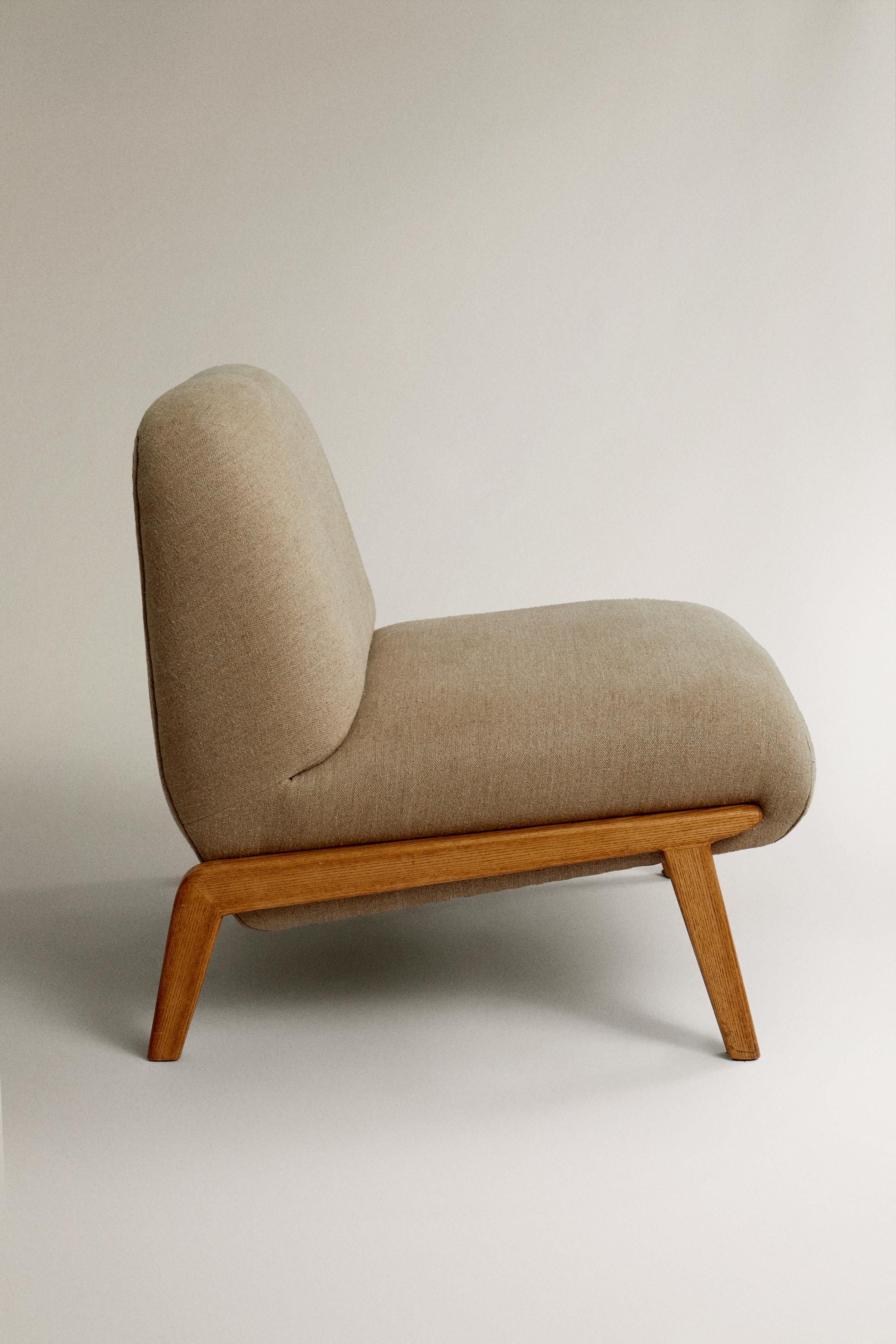 UPHOLSTERED LINEN ACCENT CHAIR