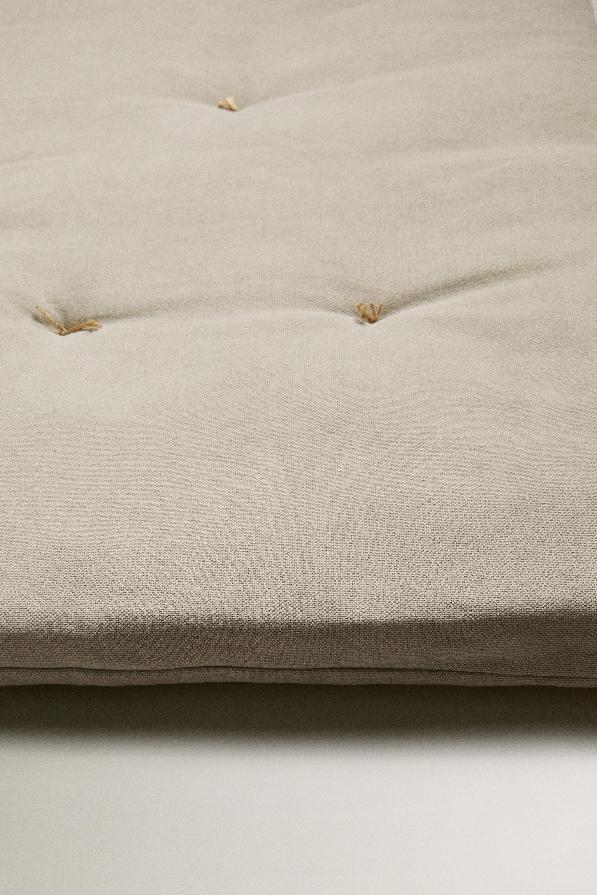 TOPPER WITH TOPSTITCHING