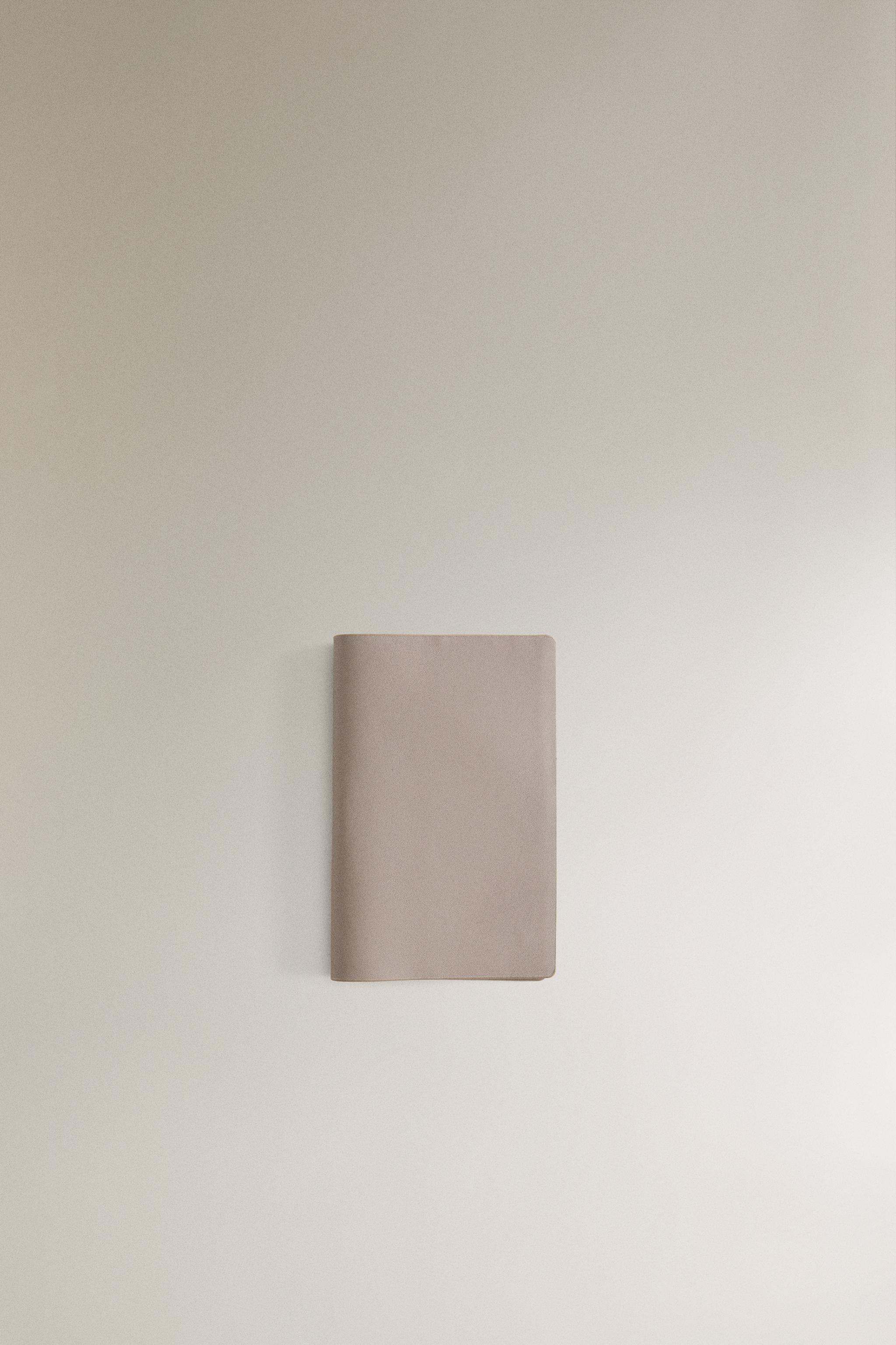 LEATHER TRAVEL DOCUMENT HOLDER