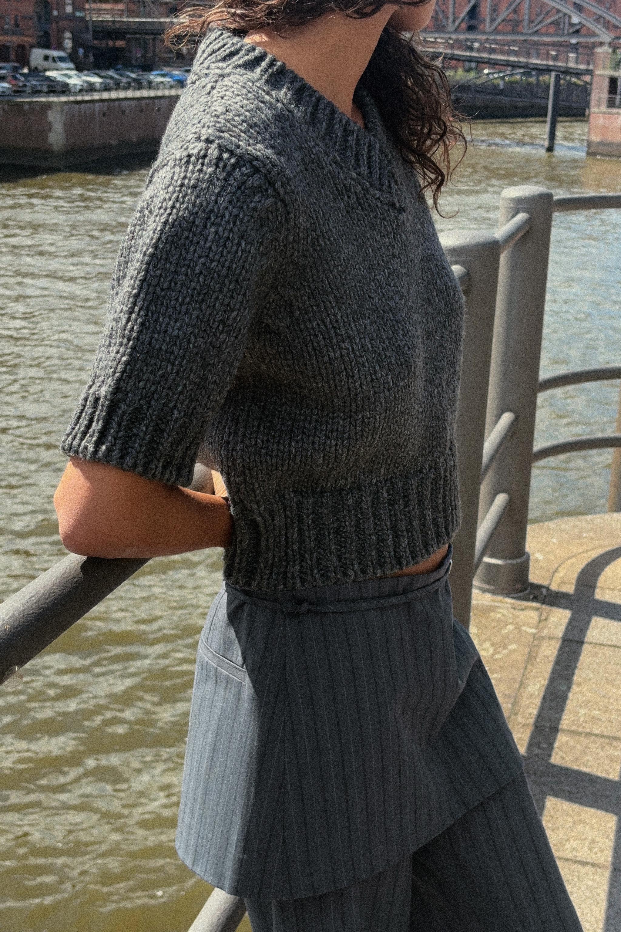 CROPPED KNIT V-NECK SWEATER