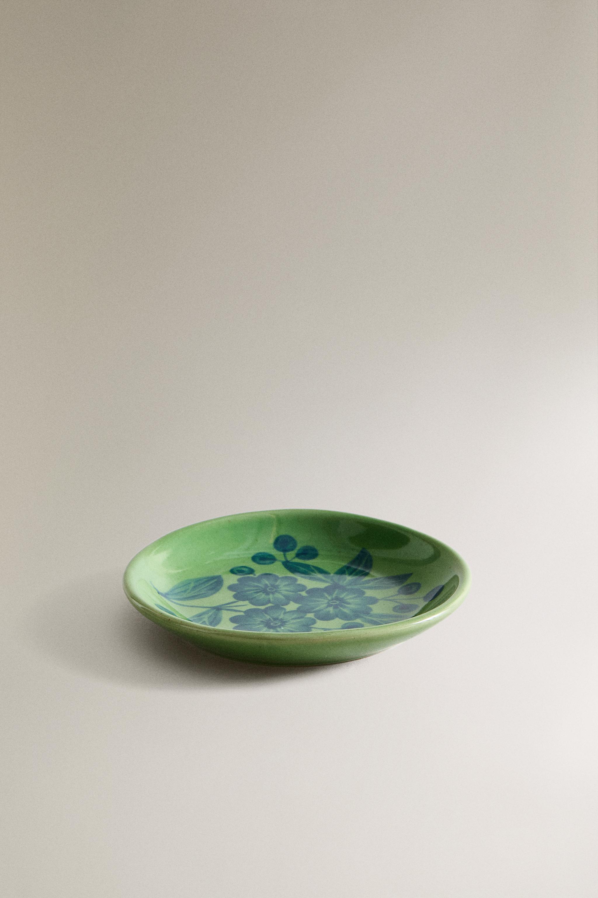 STONEWARE PLATE WITH FLORAL DESIGN