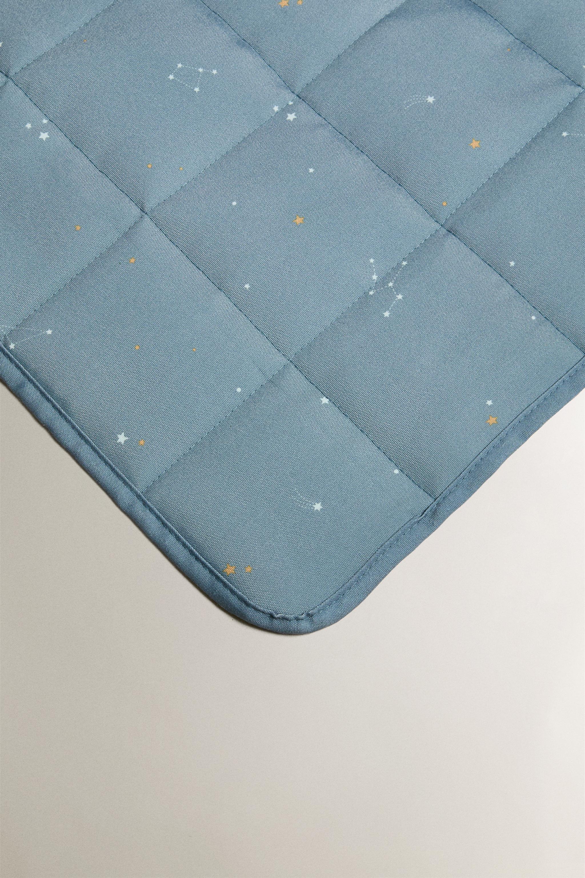 WATER-RESISTANT FLOOR BLANKET WITH CONSTELLATIONS