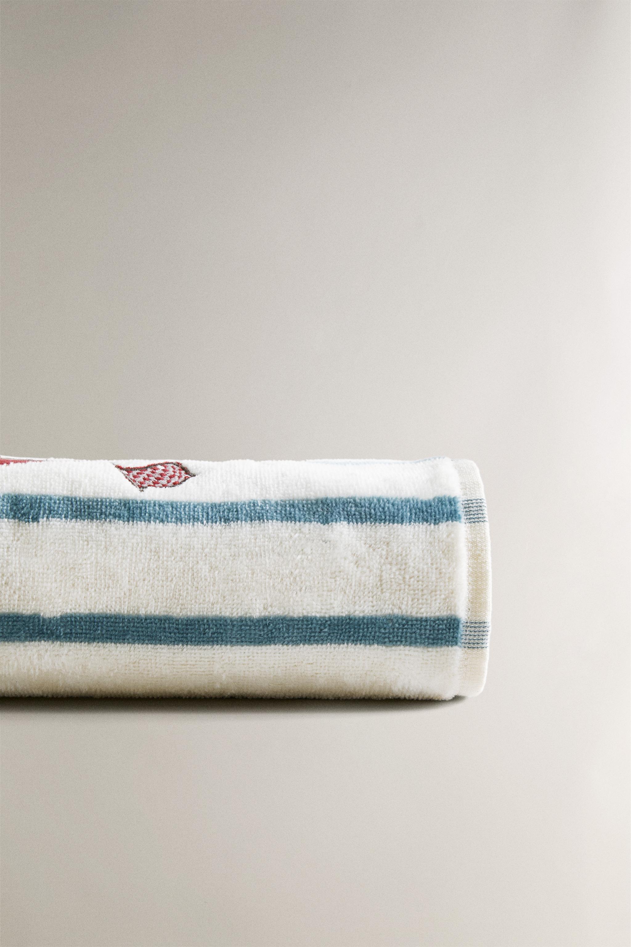 CHILDREN'S STRIPED BATH TOWEL WITH RACING DOG