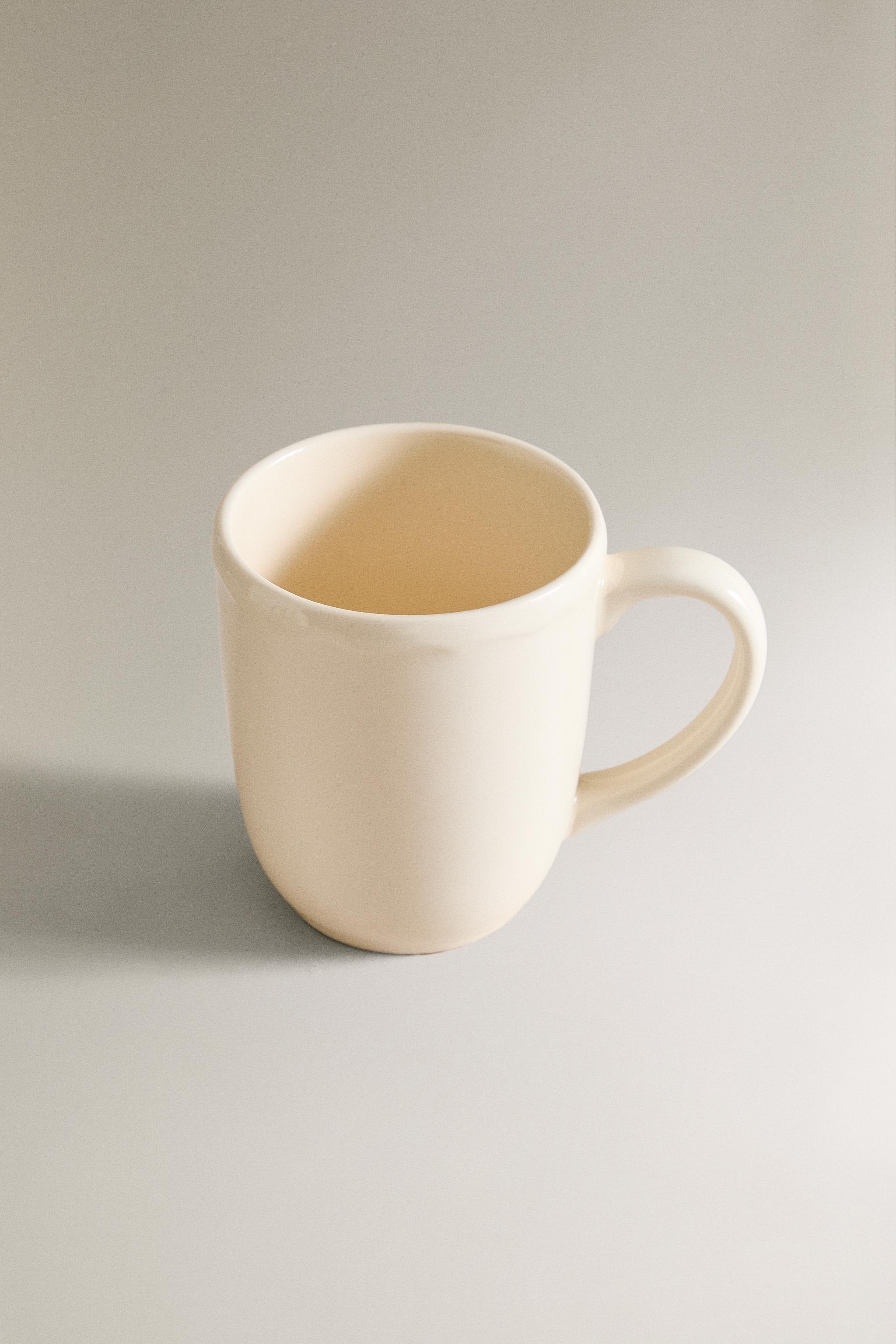 EARTHENWARE MUG WITH A RAISED-DESIGN EDGE