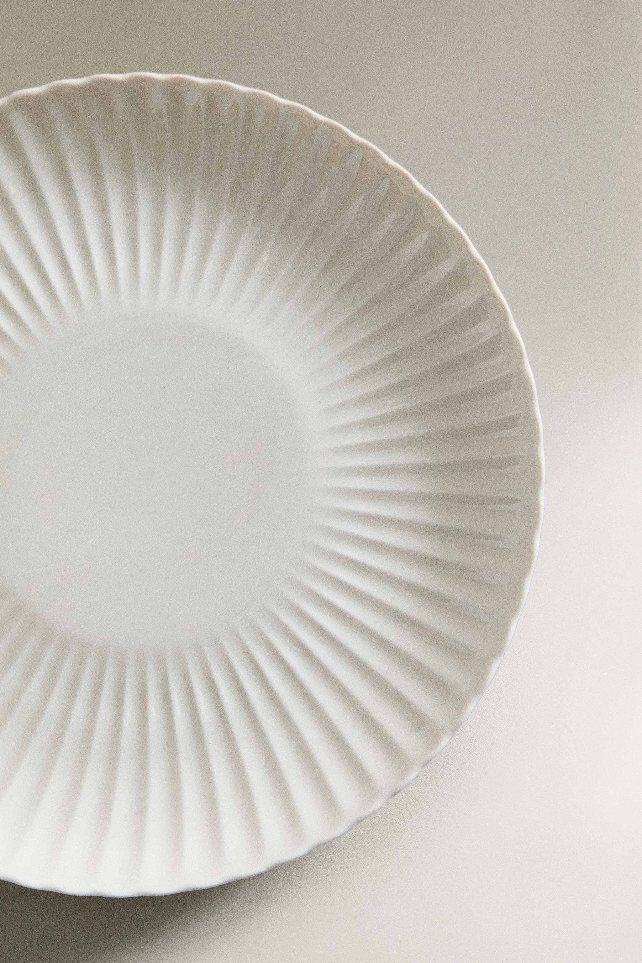 SCALLOPED PORCELAIN DINNER PLATE