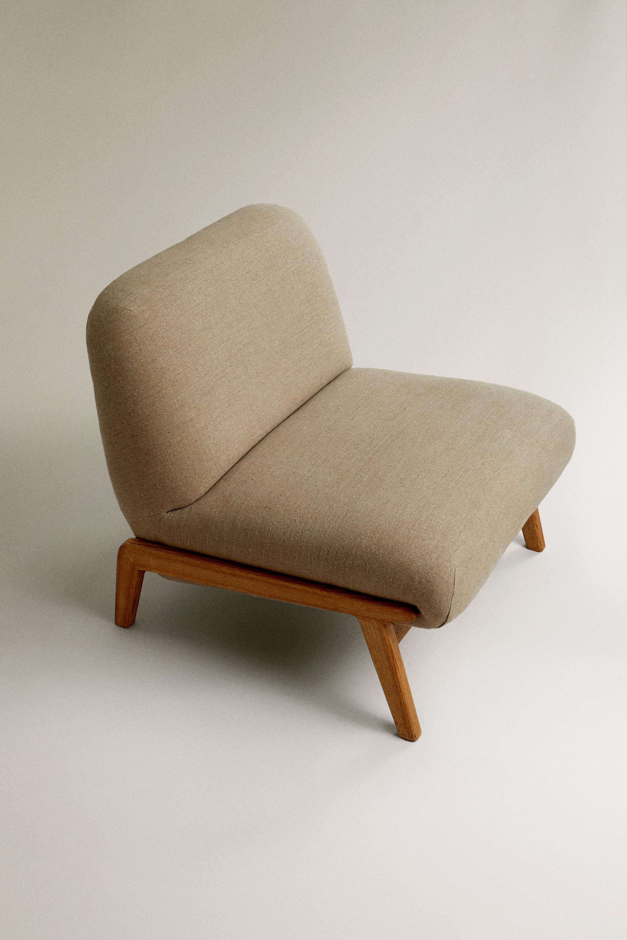 UPHOLSTERED LINEN ACCENT CHAIR