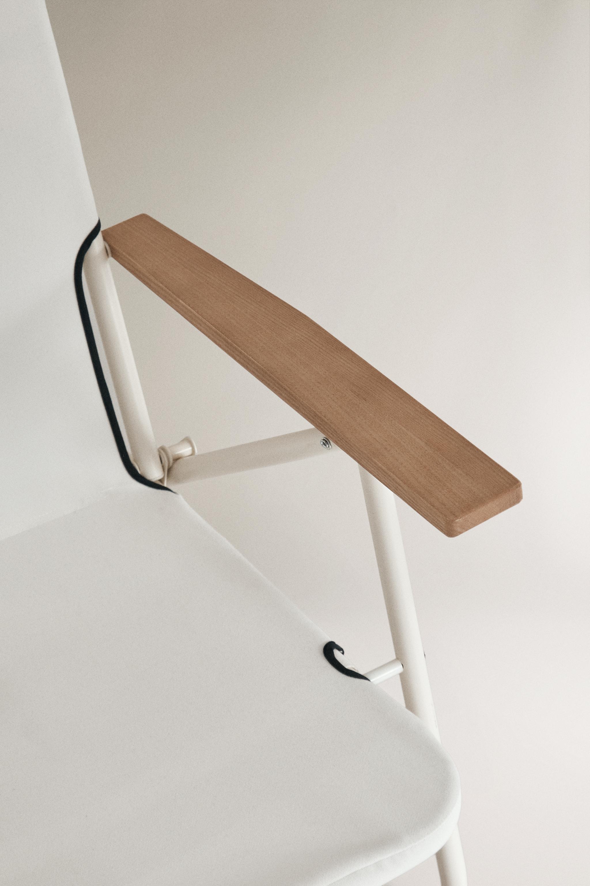 FOLDING BEACH CHAIR WITH WOODEN ARM RESTS