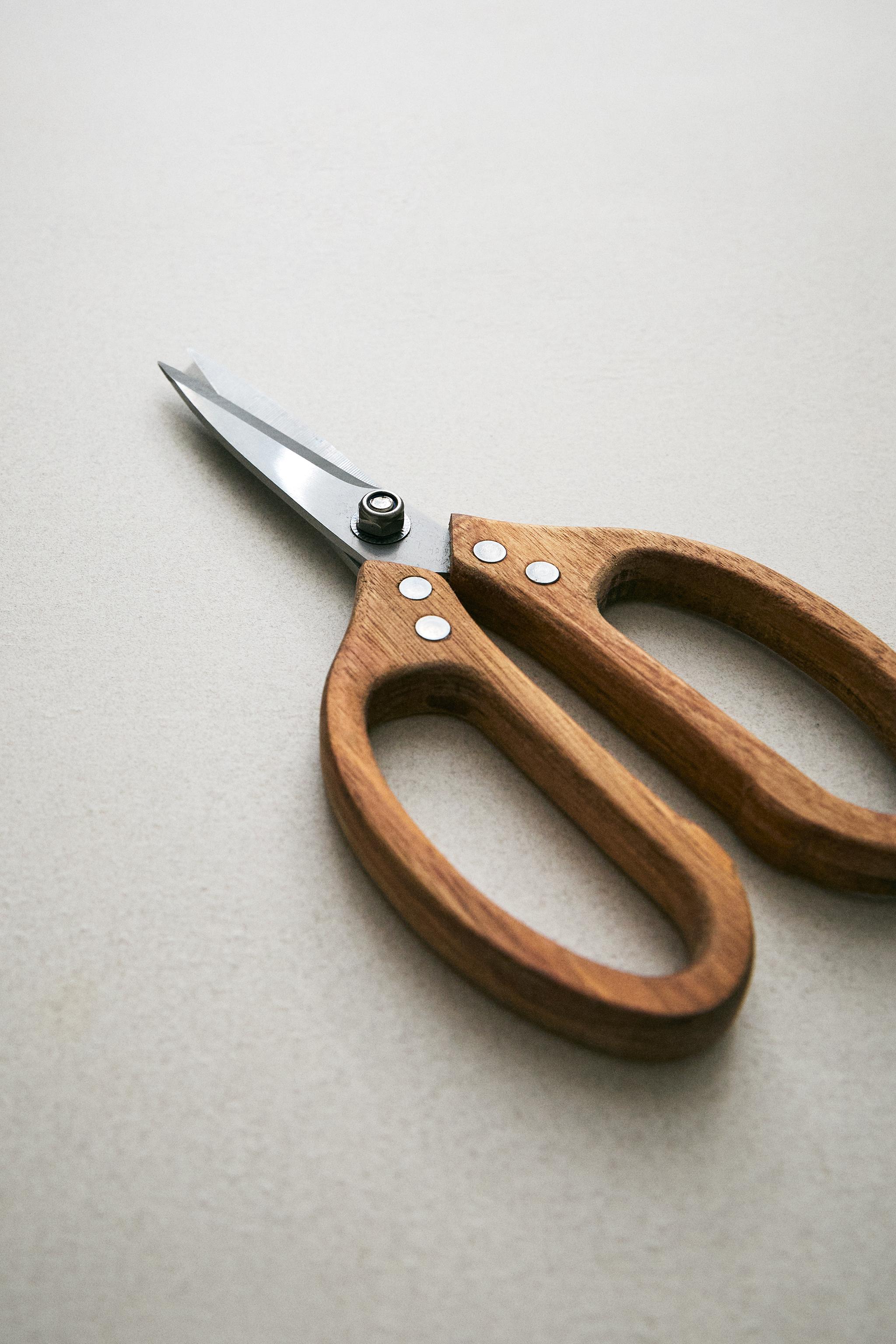 WOODEN KITCHEN SCISSORS