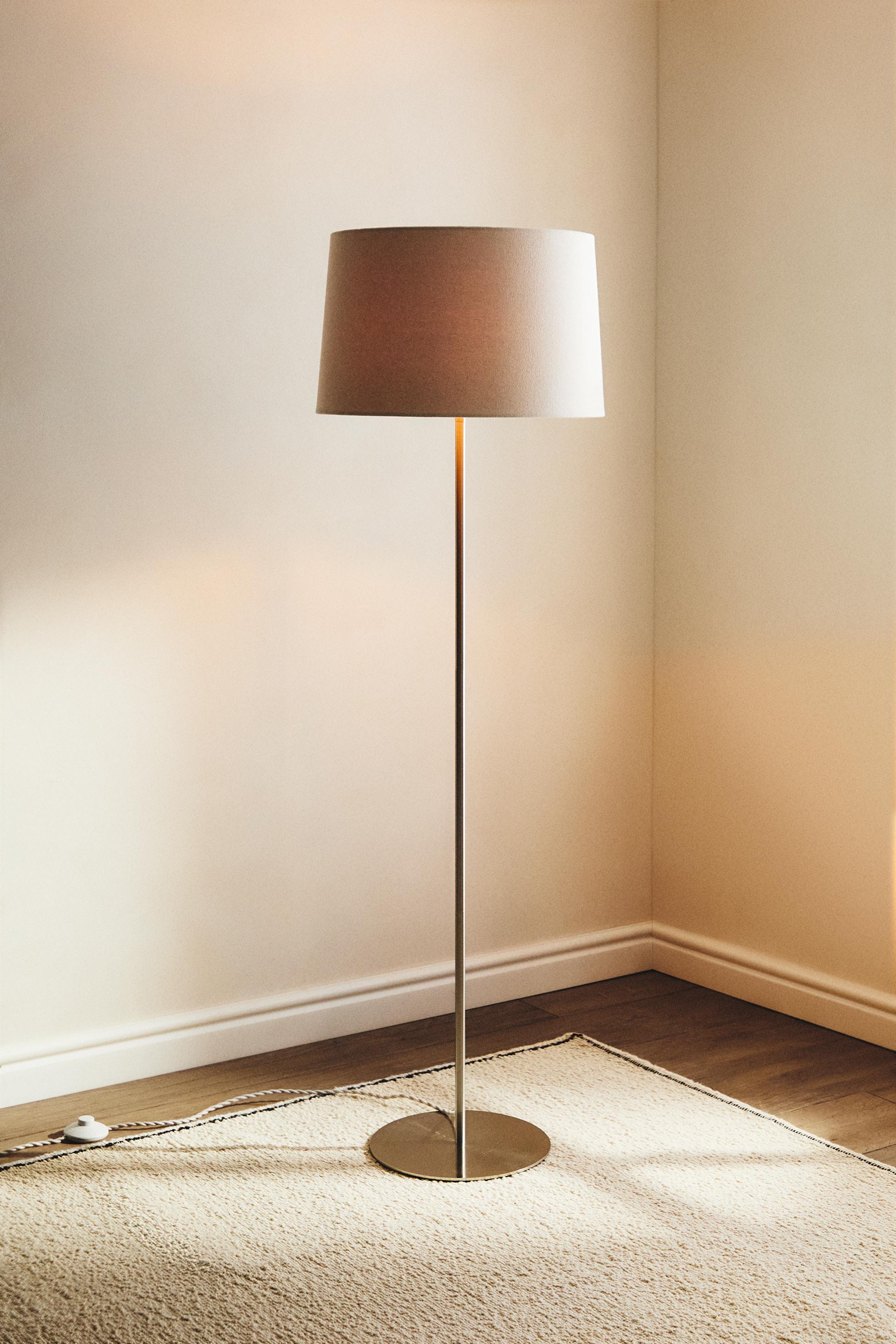 EXTENDABLE METAL FLOOR LAMP