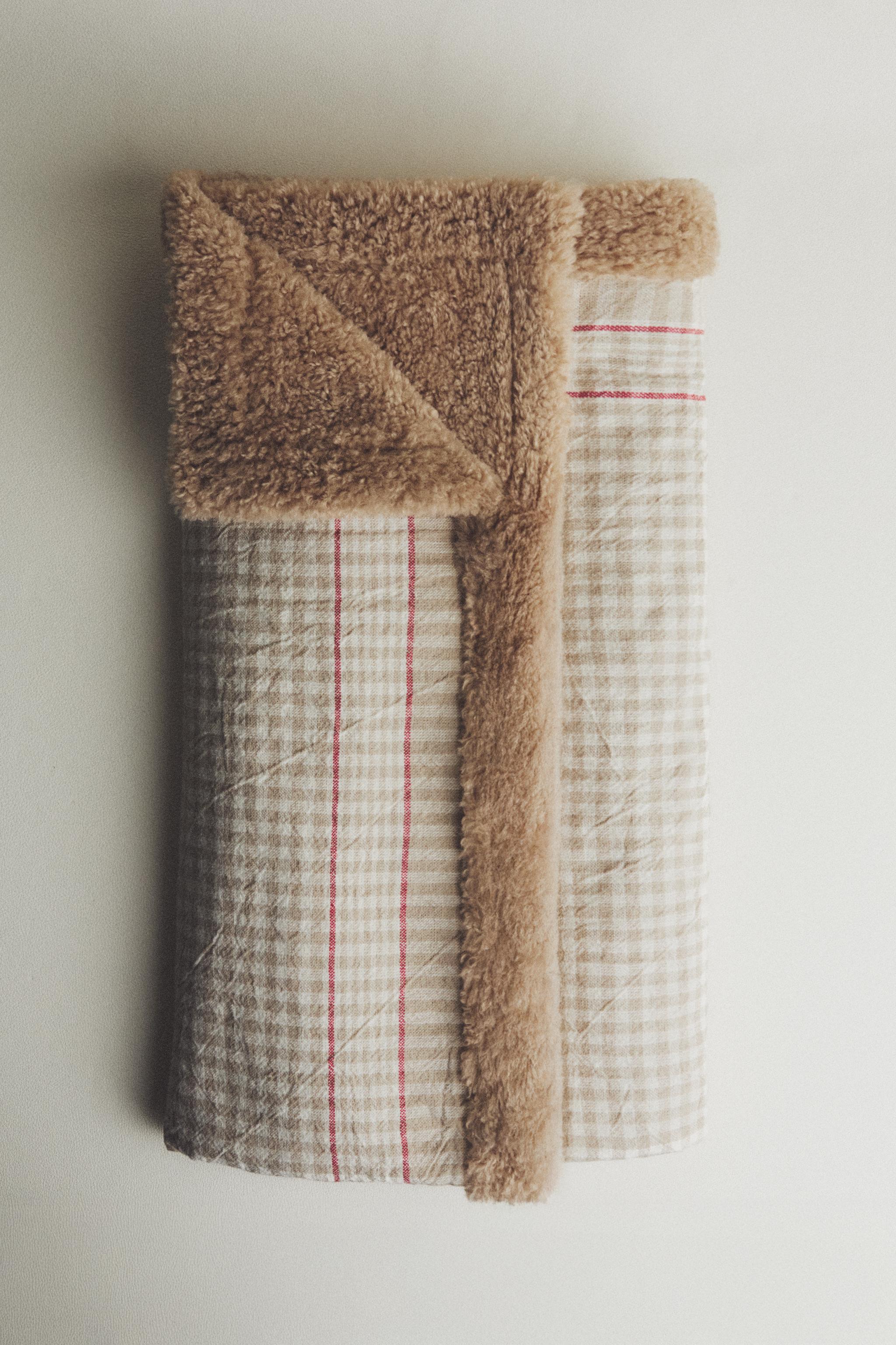 REVERSIBLE CHECKED PET BLANKET