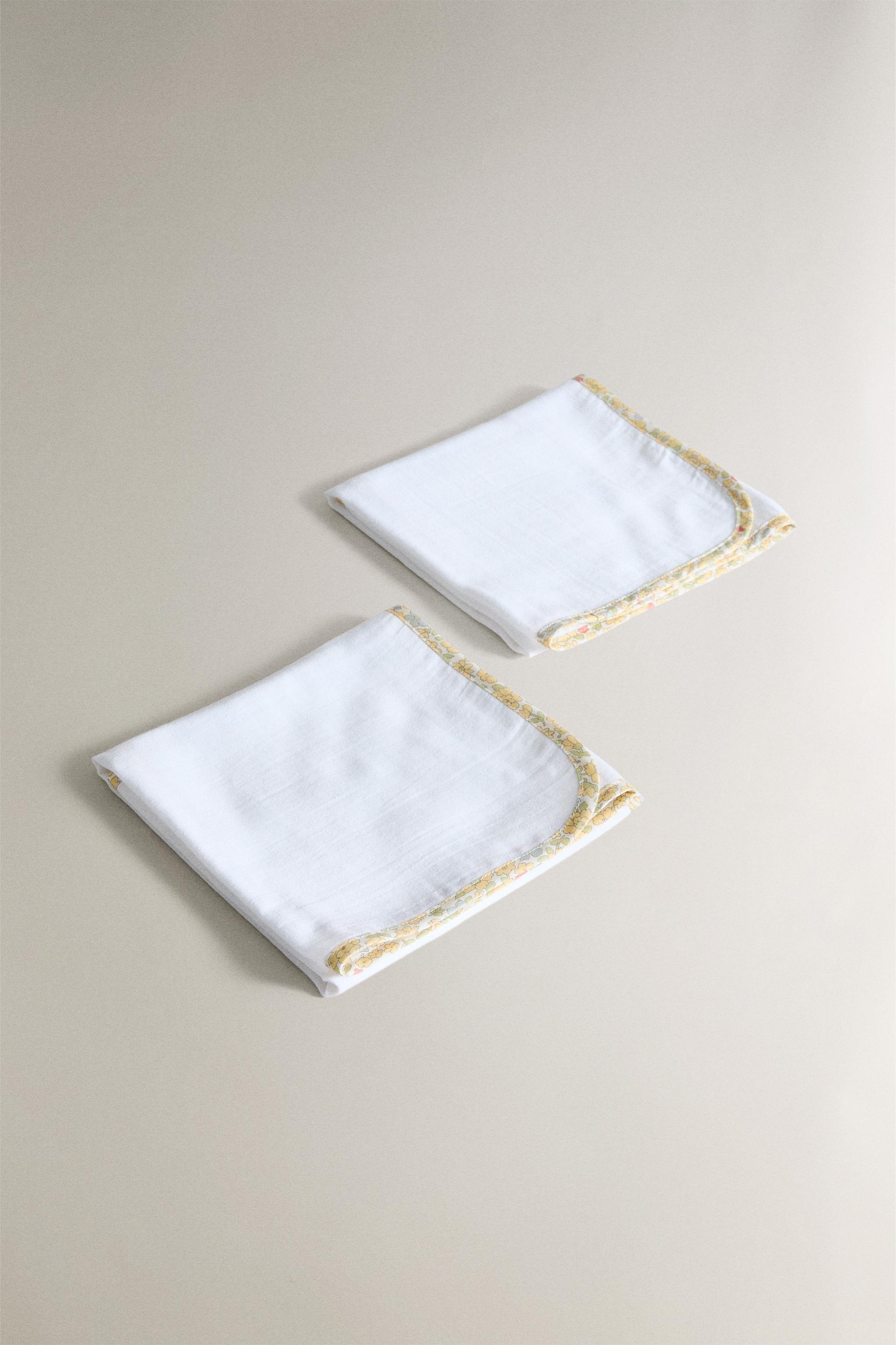 SET OF CHILDREN'S MUSLIN CLOTHS WITH FLORAL PIPING