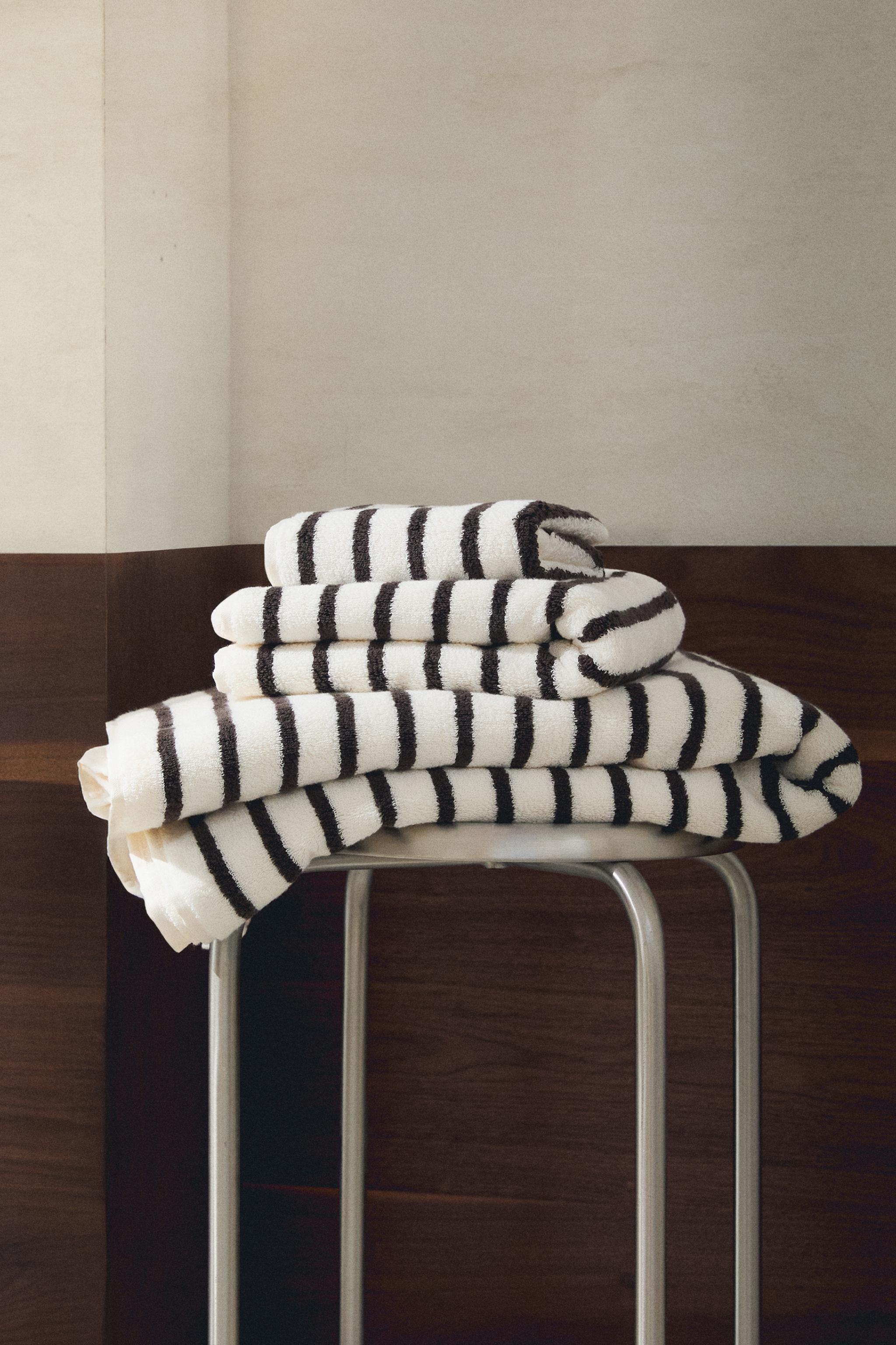BATH TOWEL WITH COLORED STRIPES