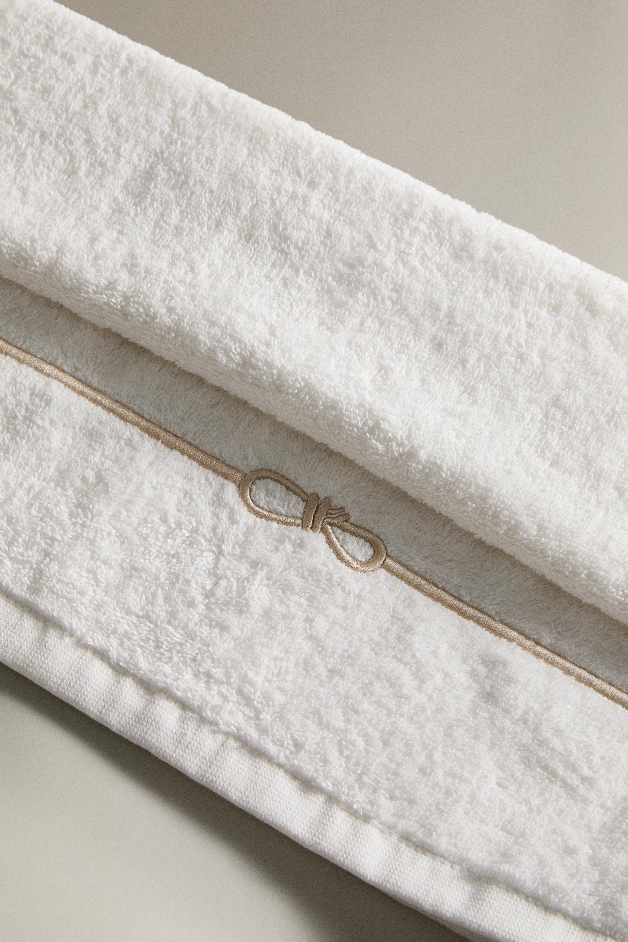 EMBROIDERED BOW BATH TOWEL