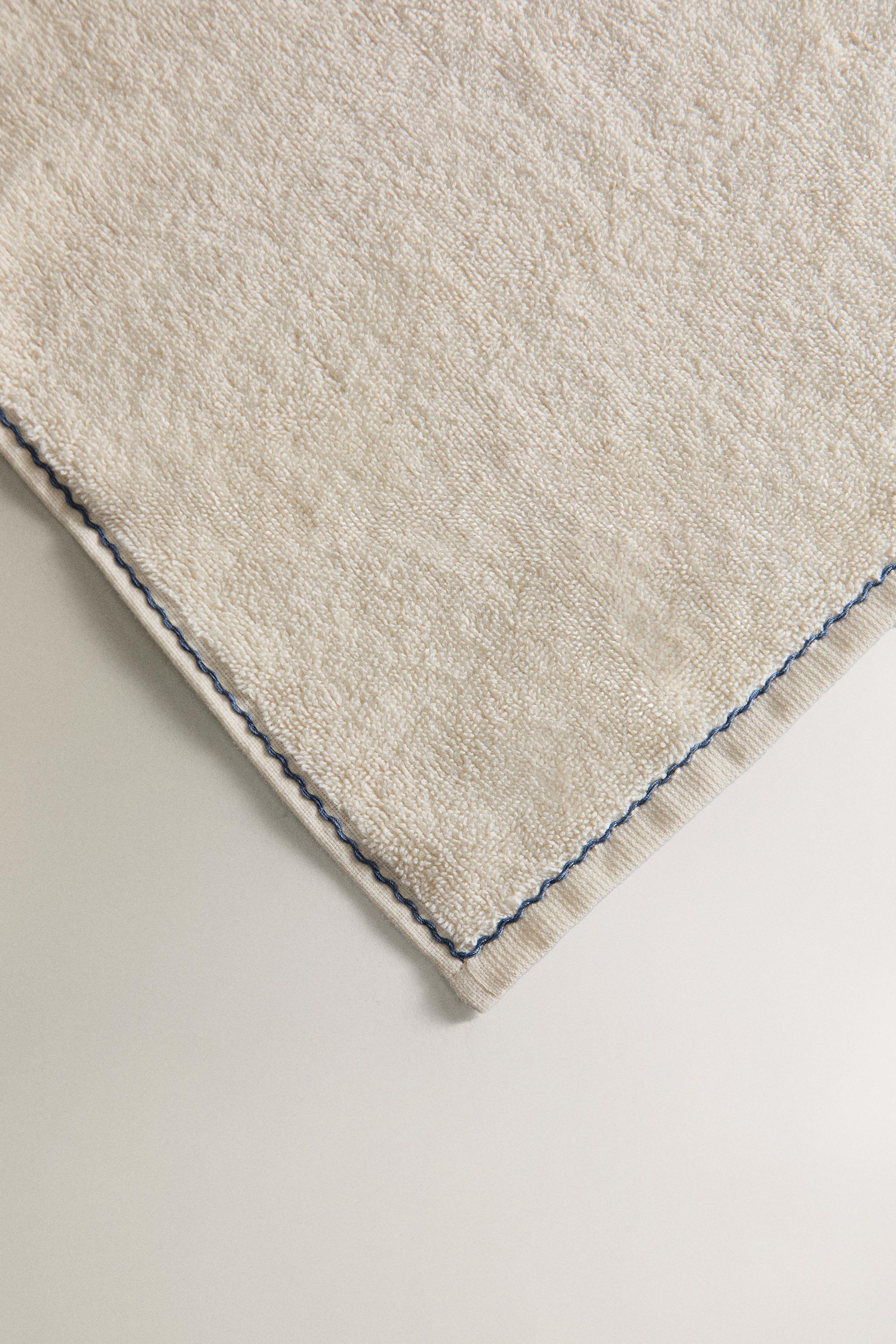 BATH TOWEL WITH SCALLOPED TOPSTITCHING
