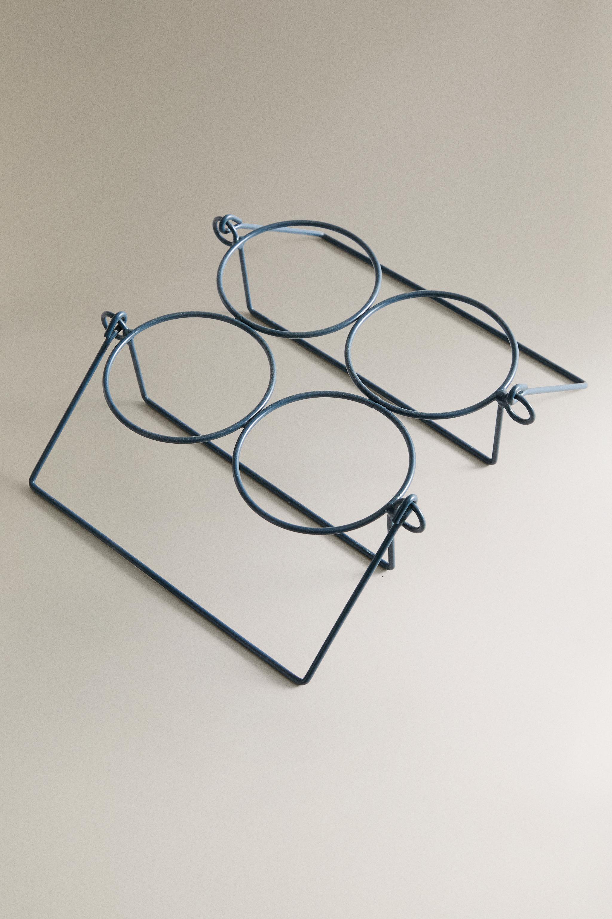 GLASS TUMBLER WITH A RAISED DESIGN