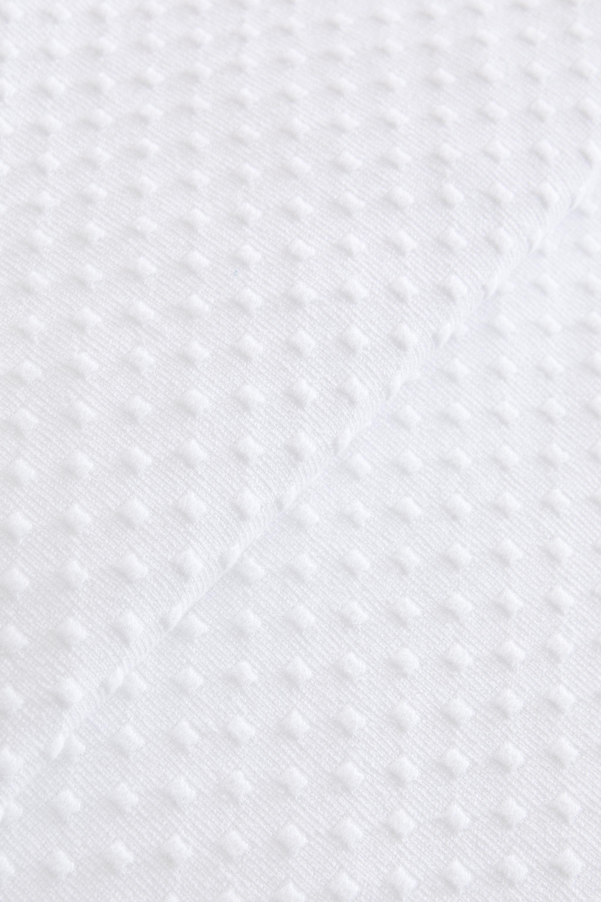 BEDSPREAD WITH POLKA DOT DESIGN