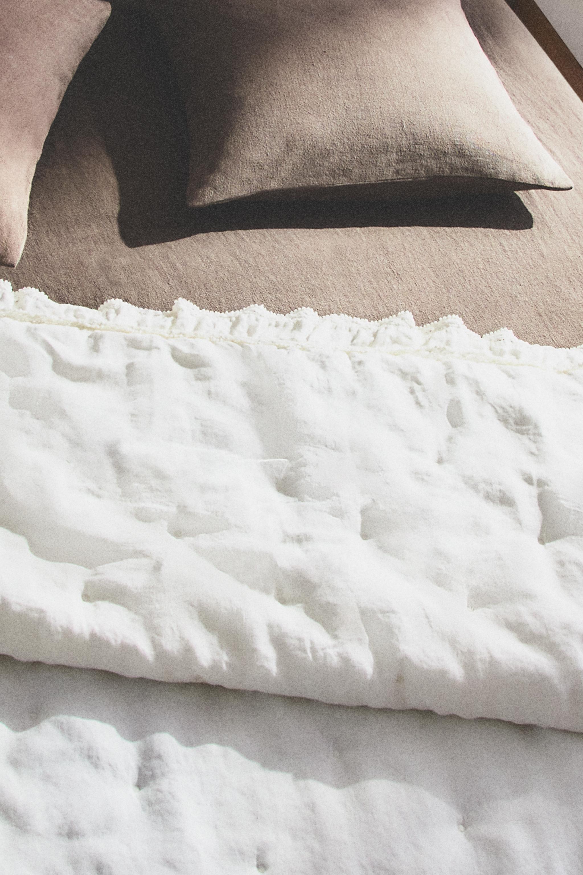 LINEN QUILT WITH A LACE TRIM