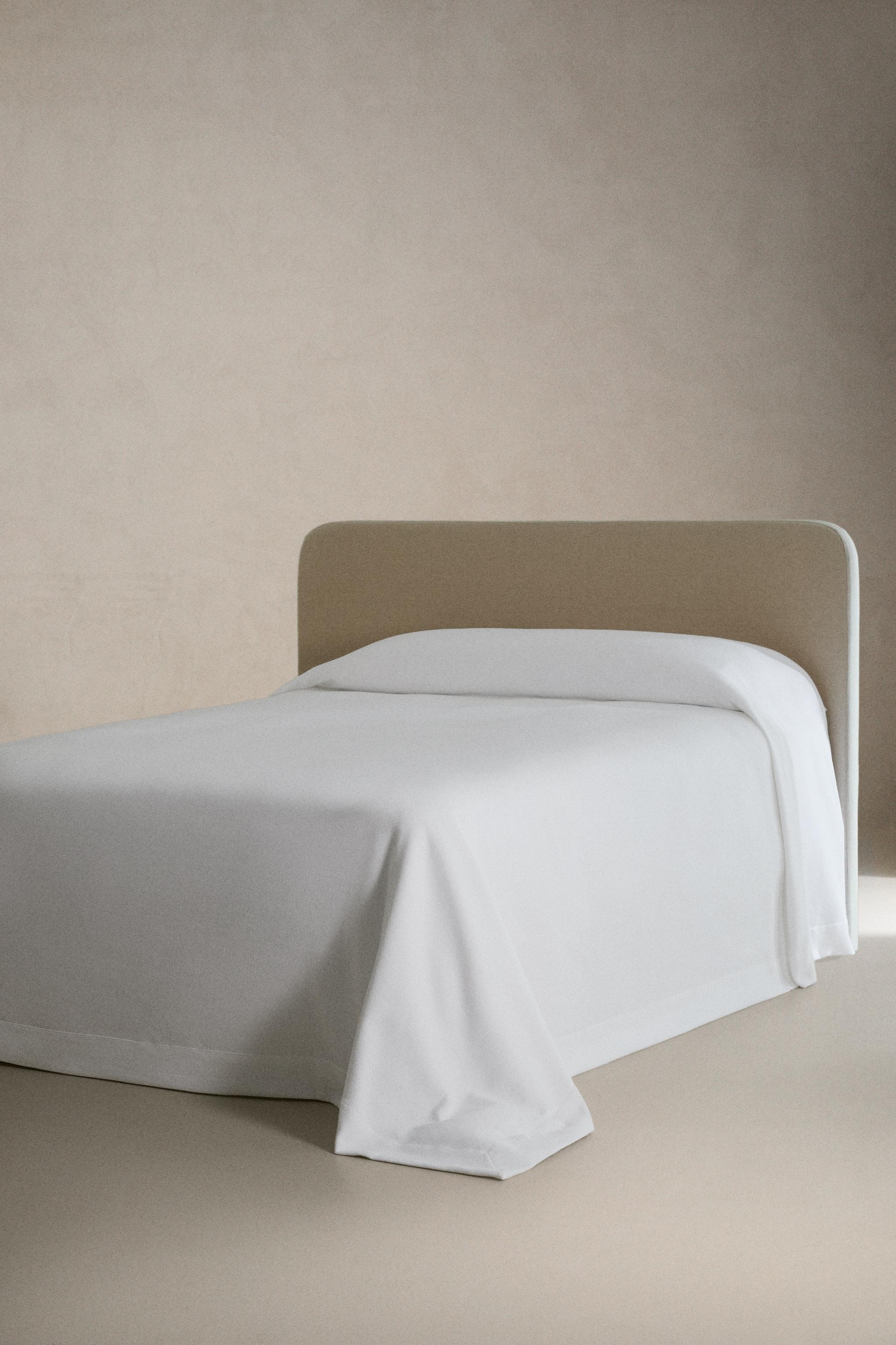 SQUARE BEDSPREAD WITH EDGE