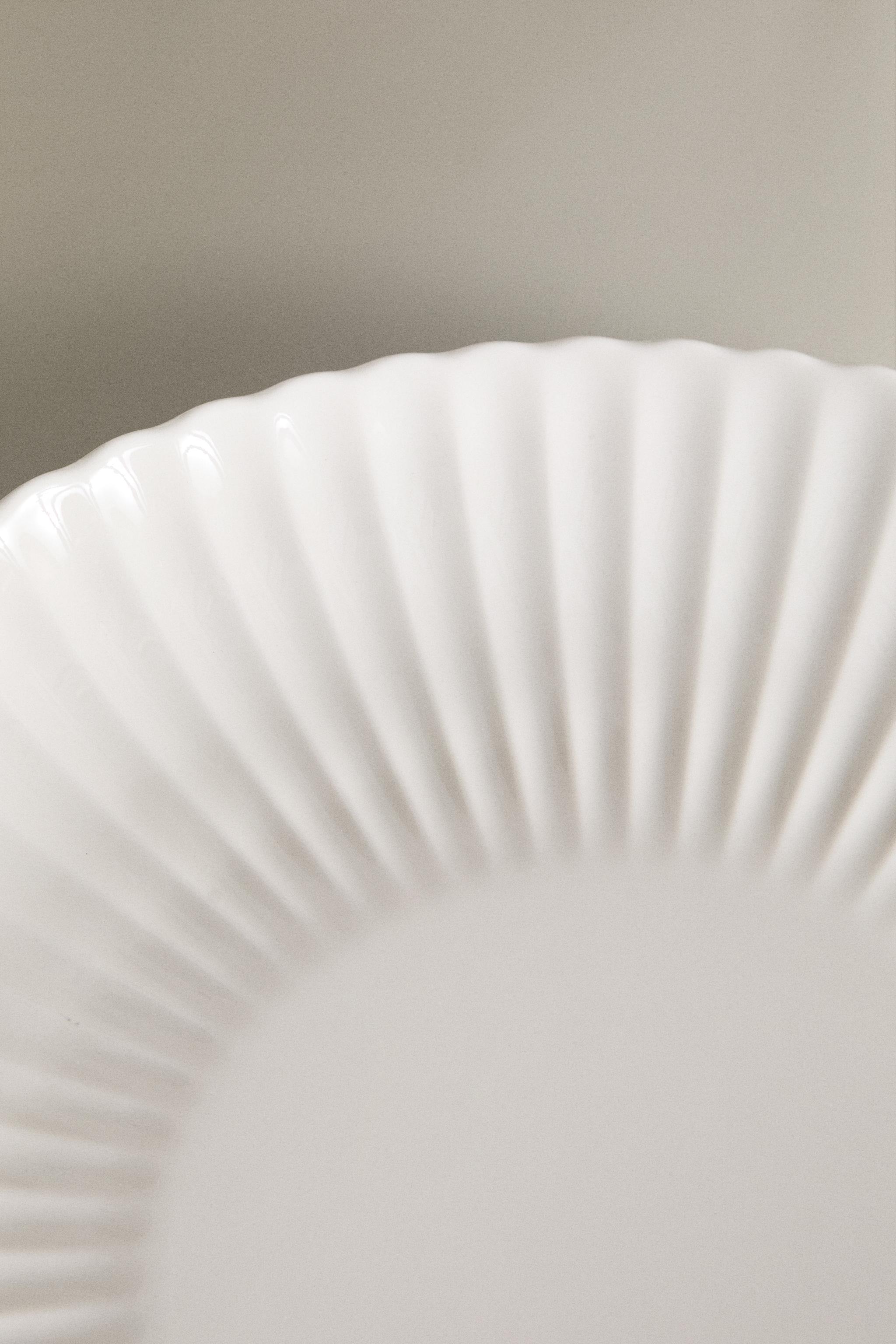 SCALLOPED PORCELAIN DINNER PLATE