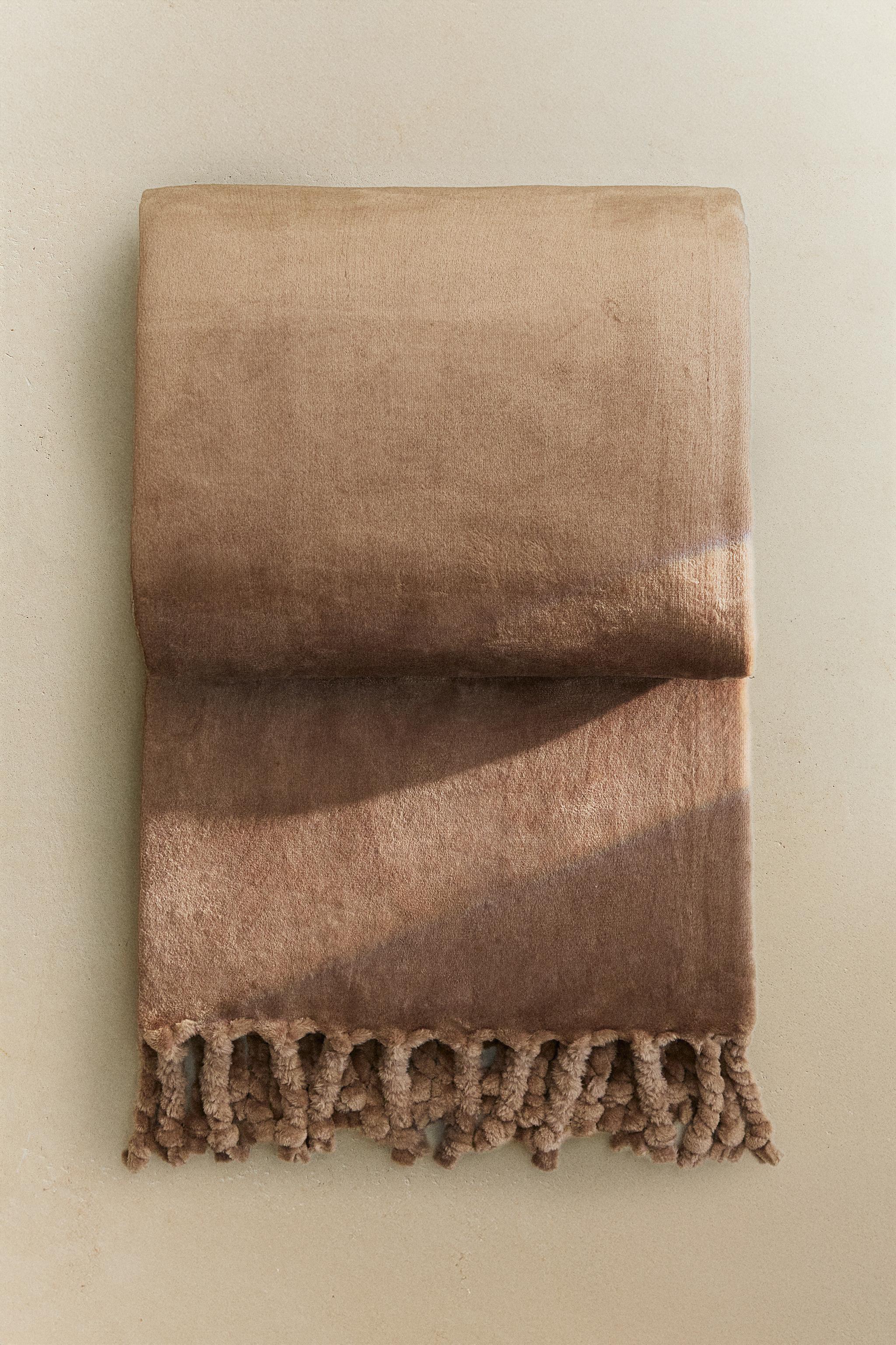 FLEECE BLANKET WITH FRINGING