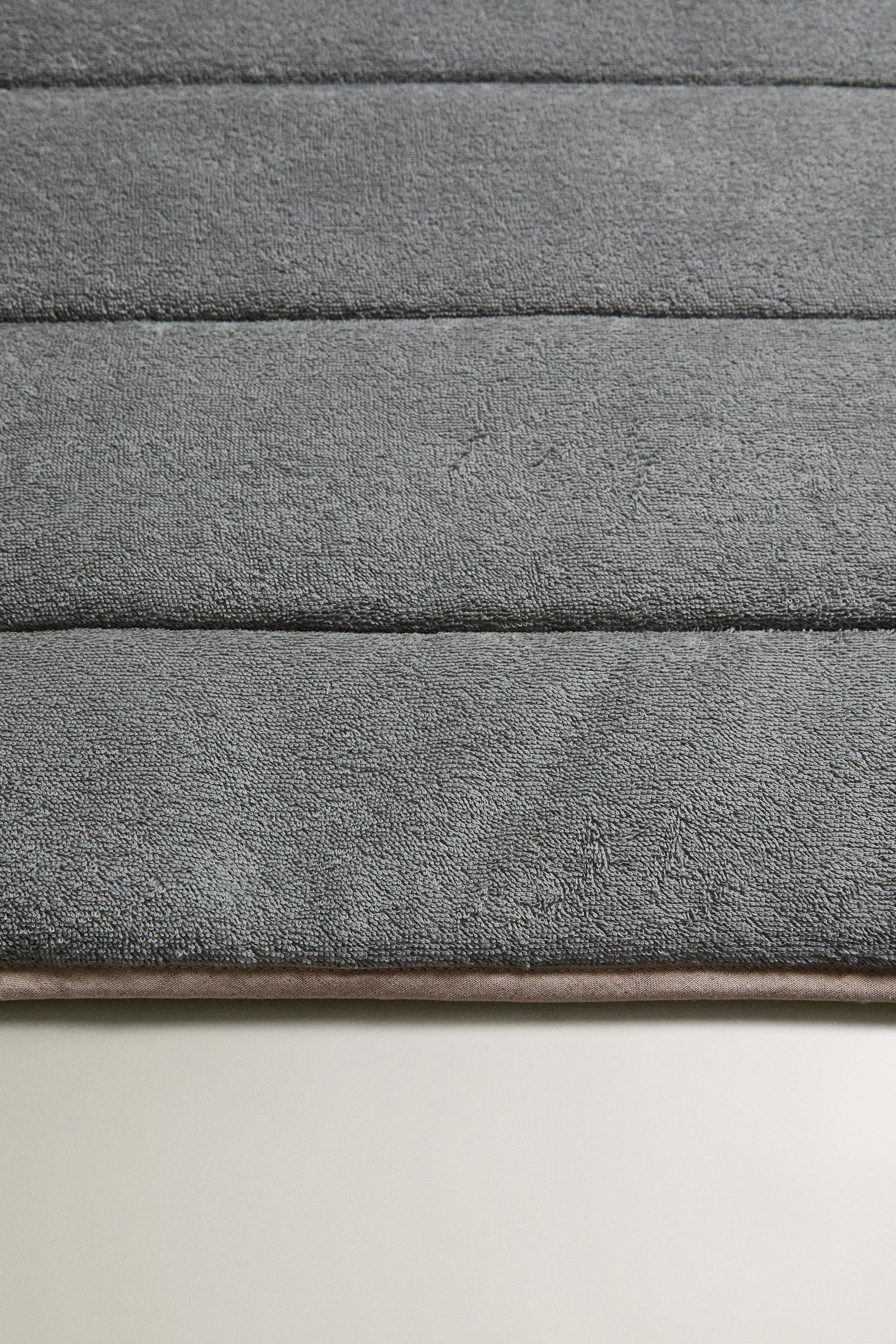 QUILTED TOPPER MADE OF TOWEL FABRIC