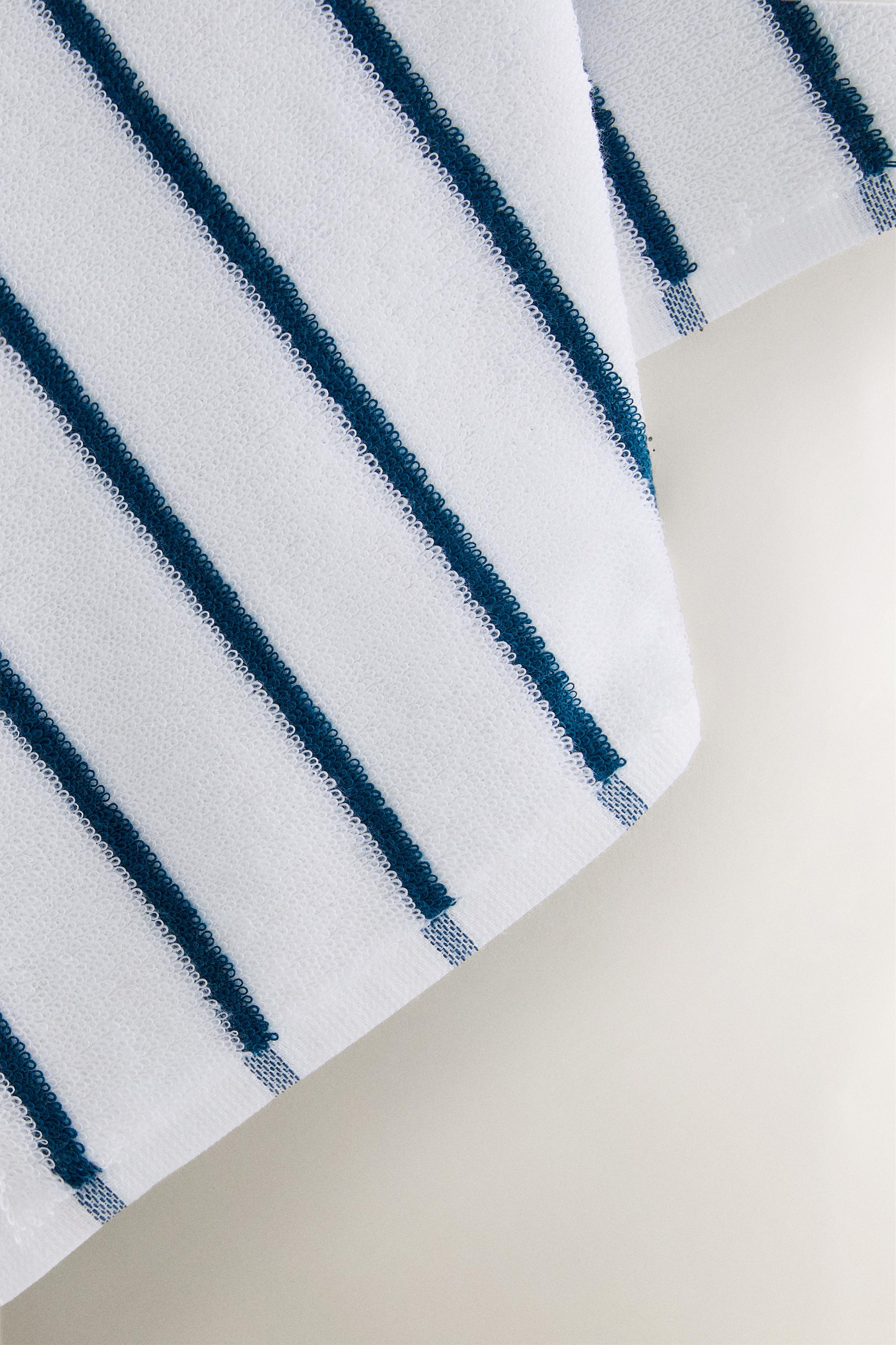 TERRYCLOTH KITCHEN TOWEL WITH STRIPED DESIGN