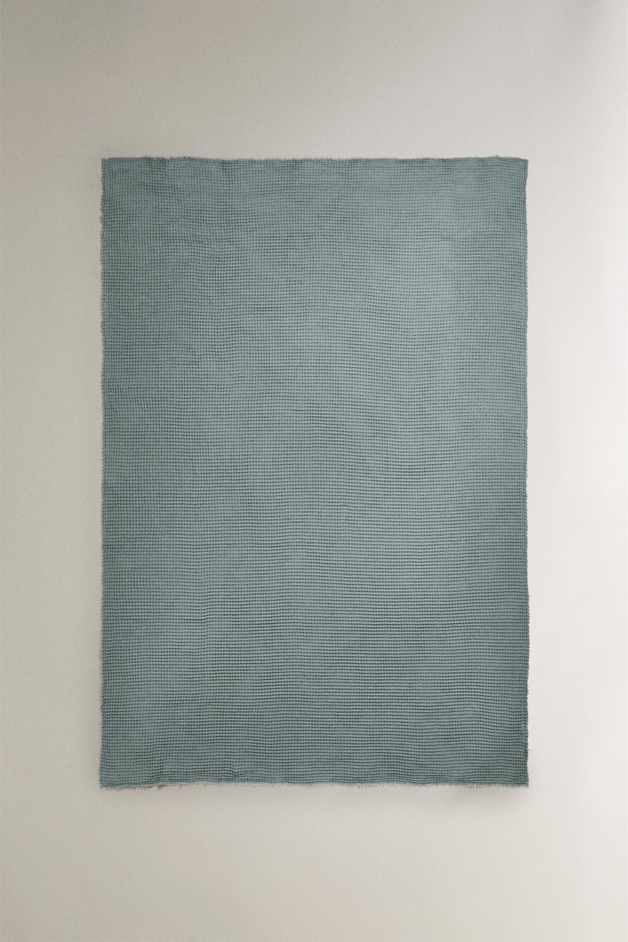 WAFFLE-TEXTURE BLANKET