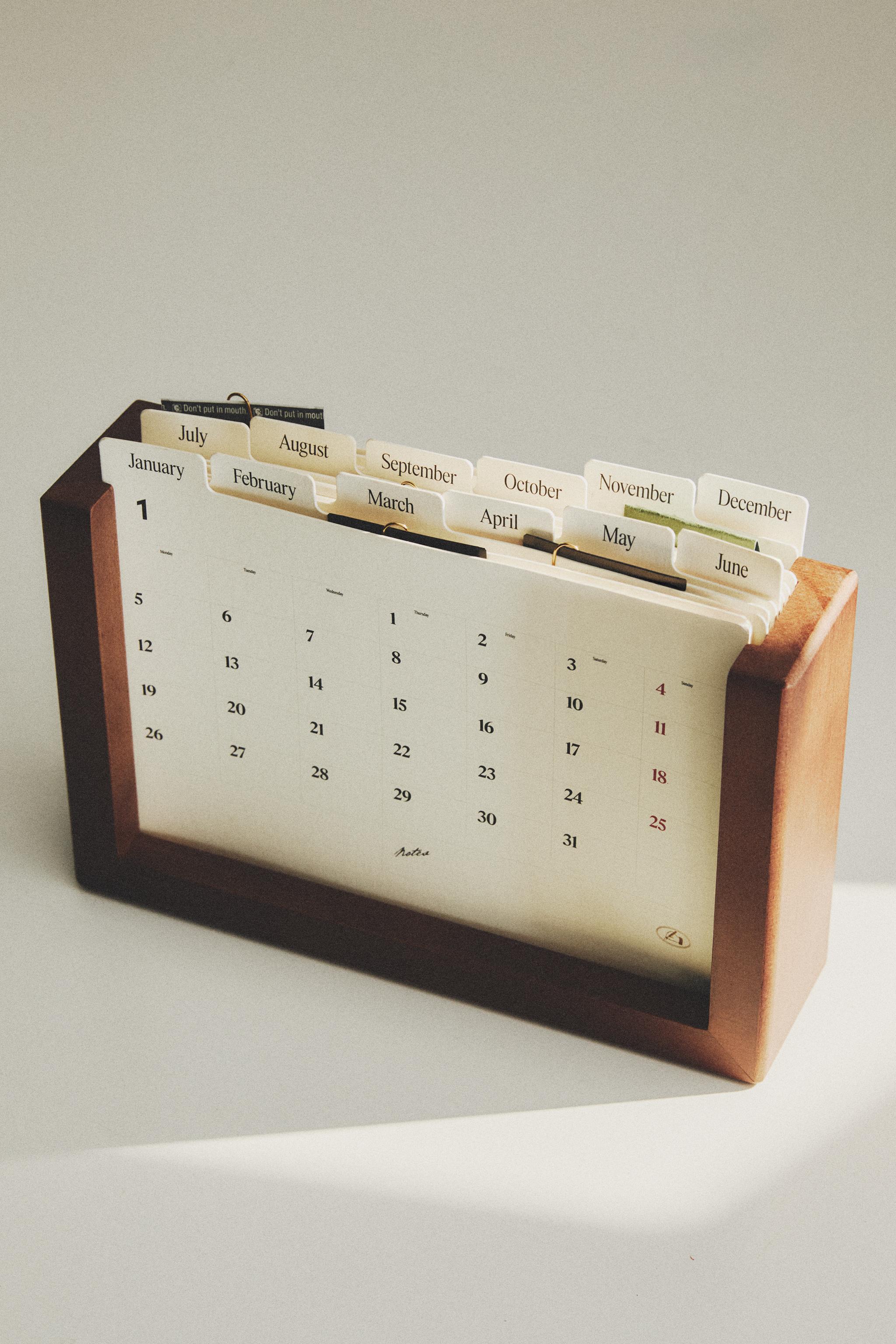 WOODEN FRAME TABLE CALENDAR