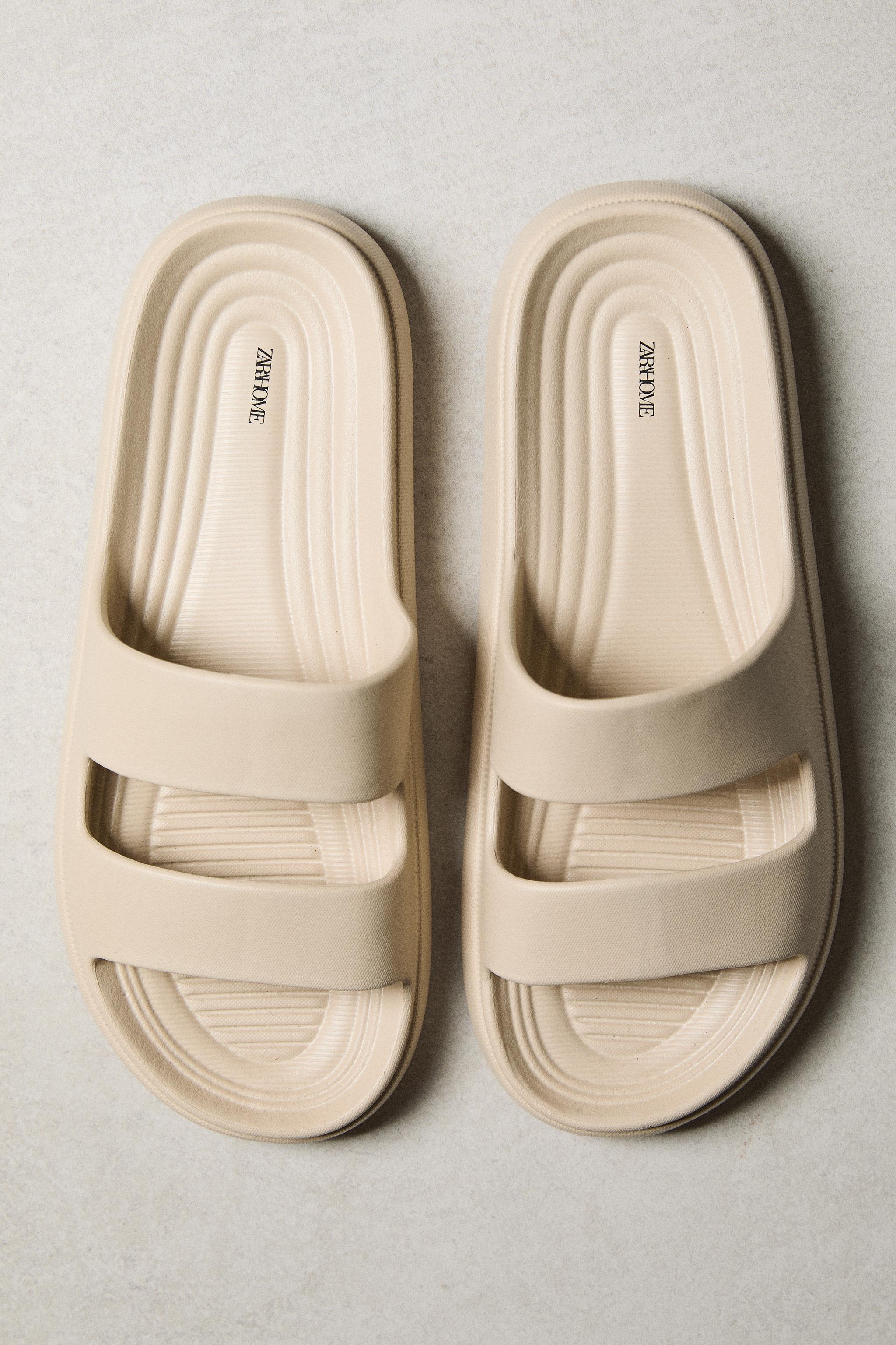 RUBBERIZED FLATFORM SANDALS