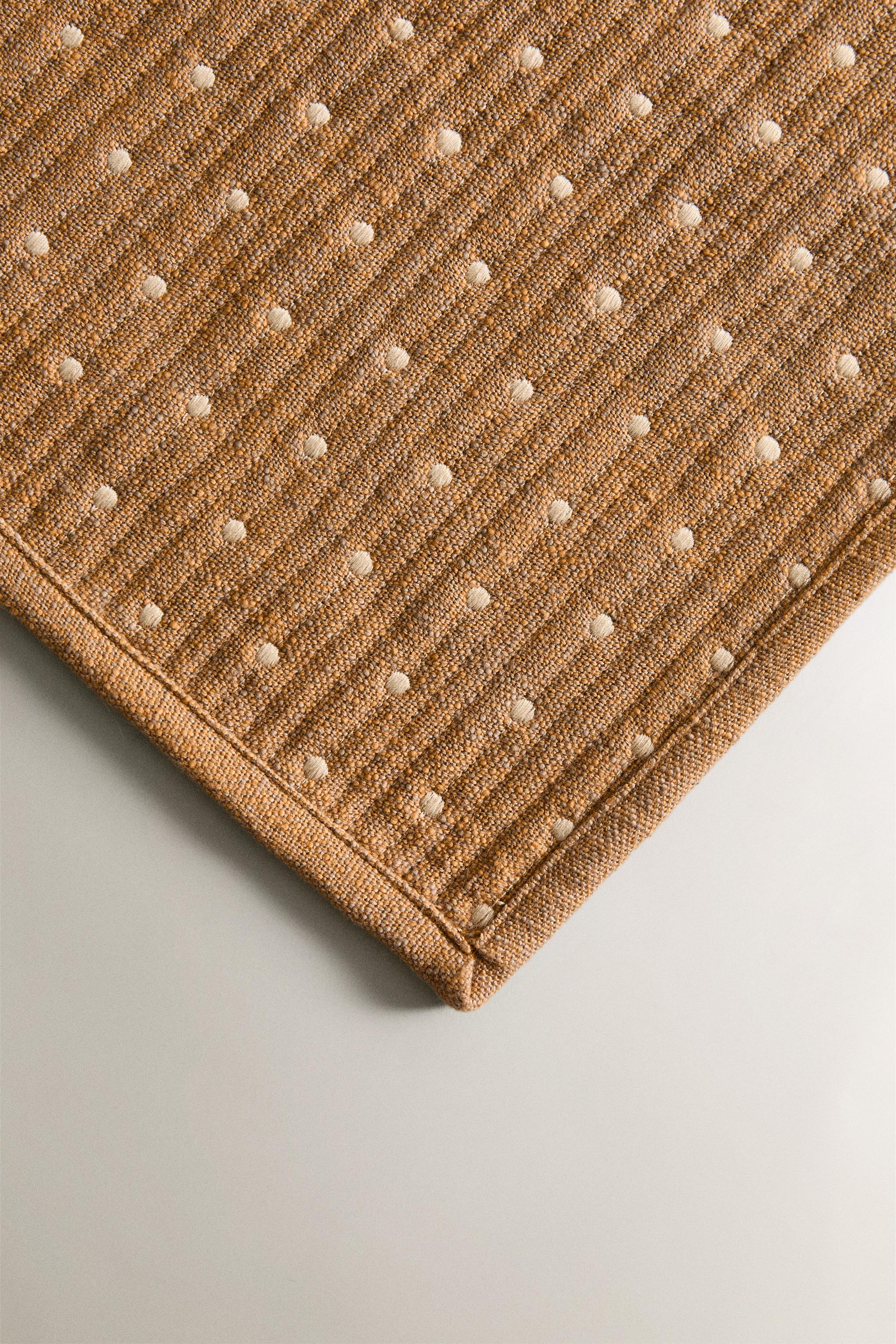 PADDED PLACEMAT WITH TOPSTITCHING