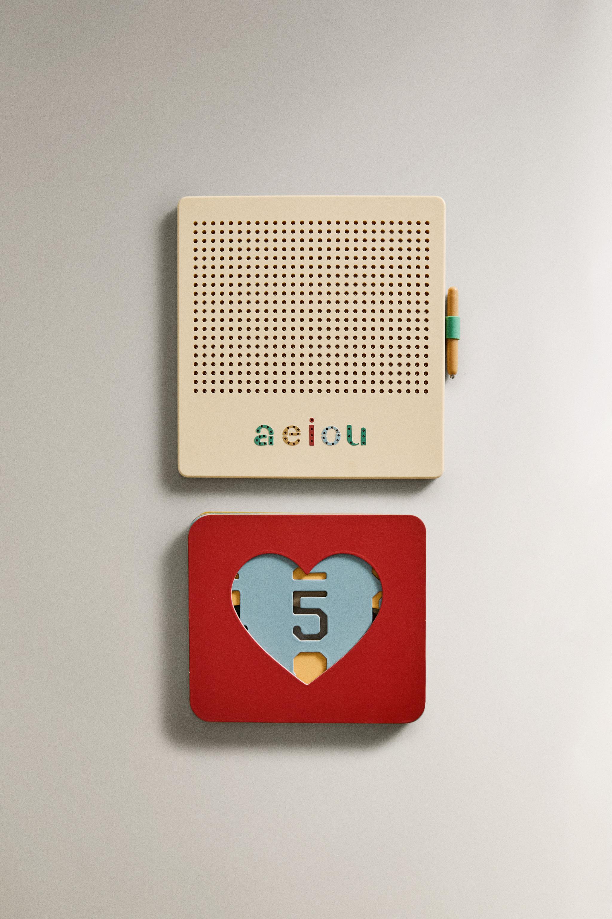 CHILDREN'S TOY MAGNETIC BOARD