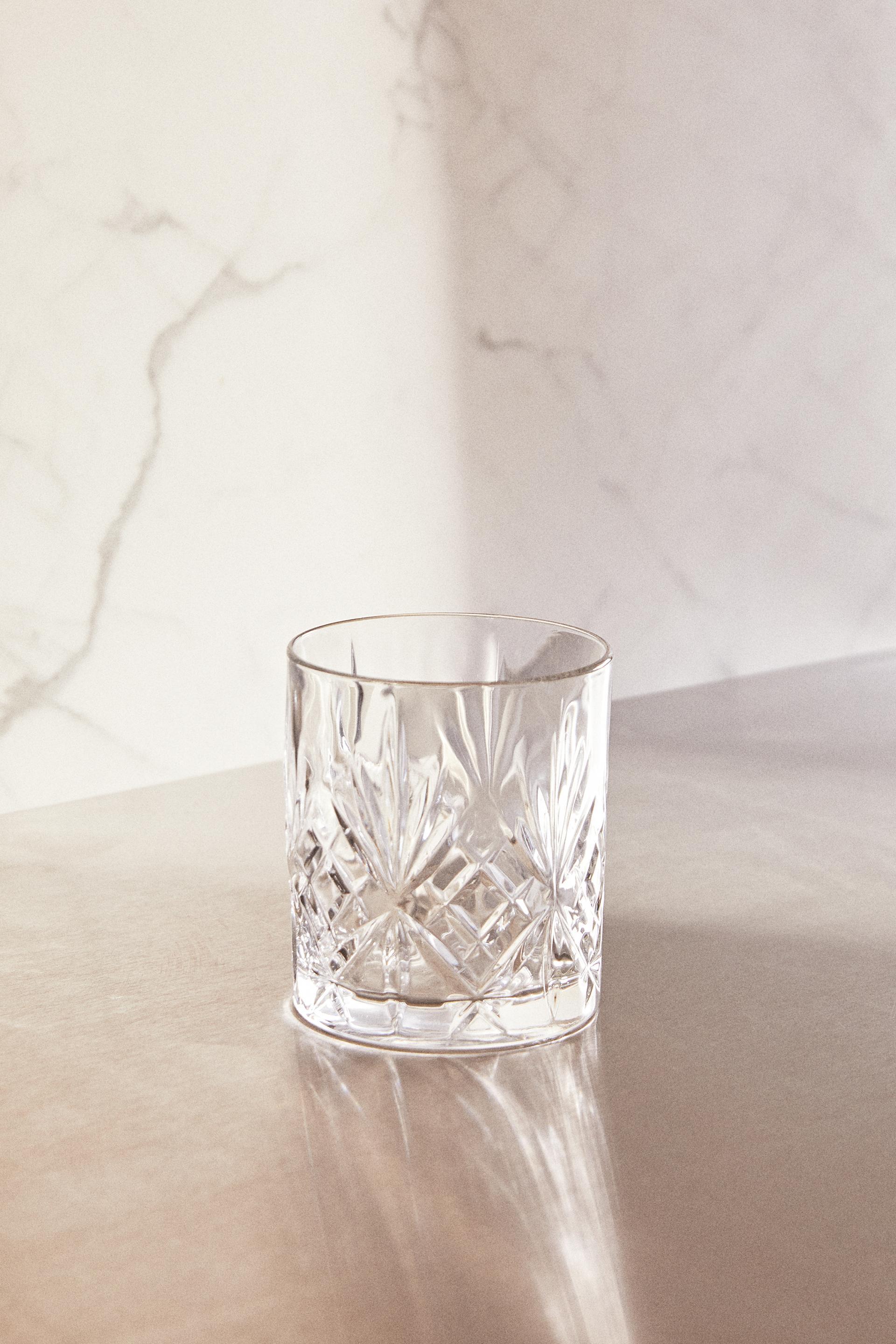 CRYSTALLINE TUMBLER WITH RAISED DESIGN