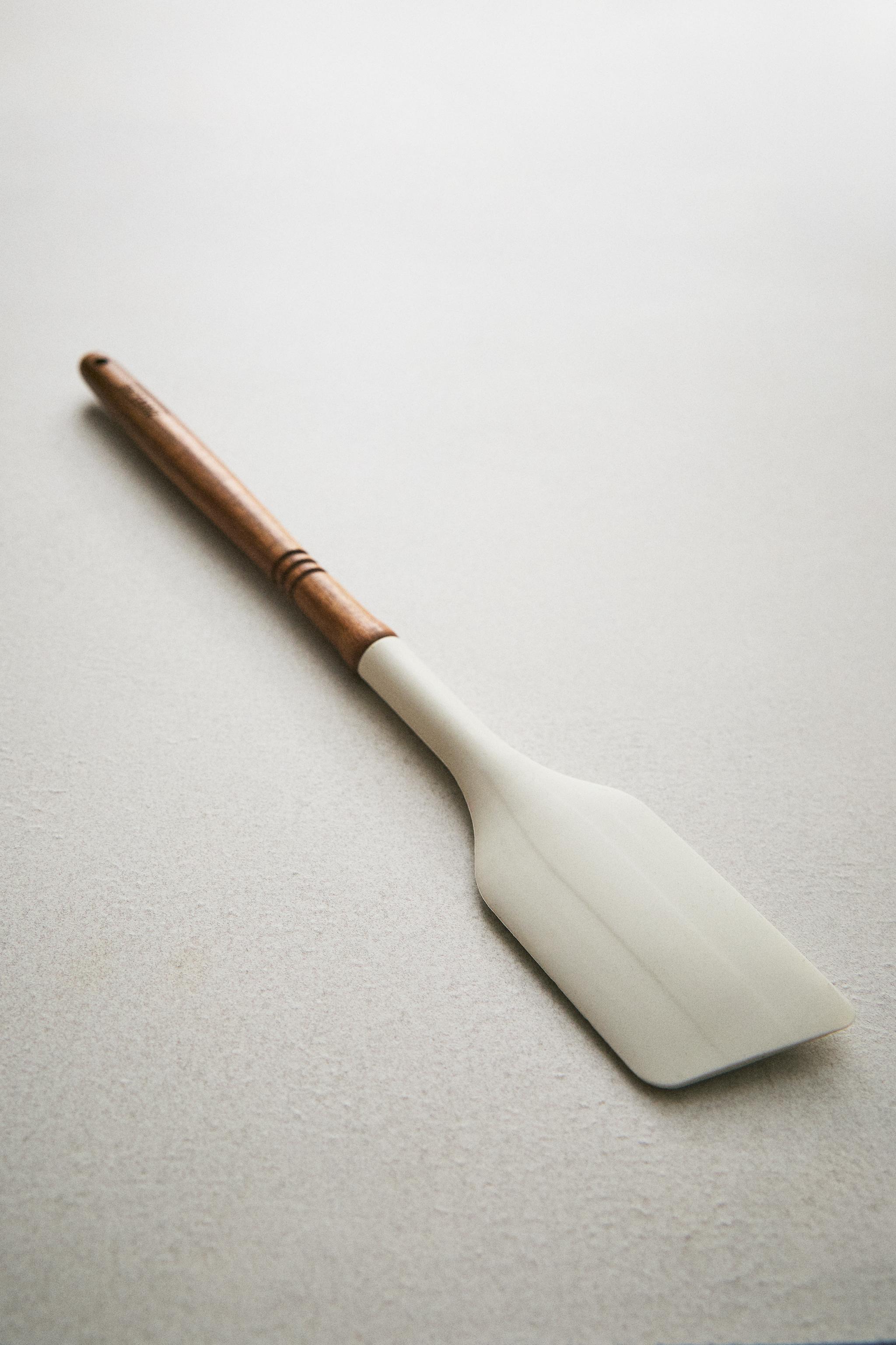 SILICONE AND WOODEN SPATULA