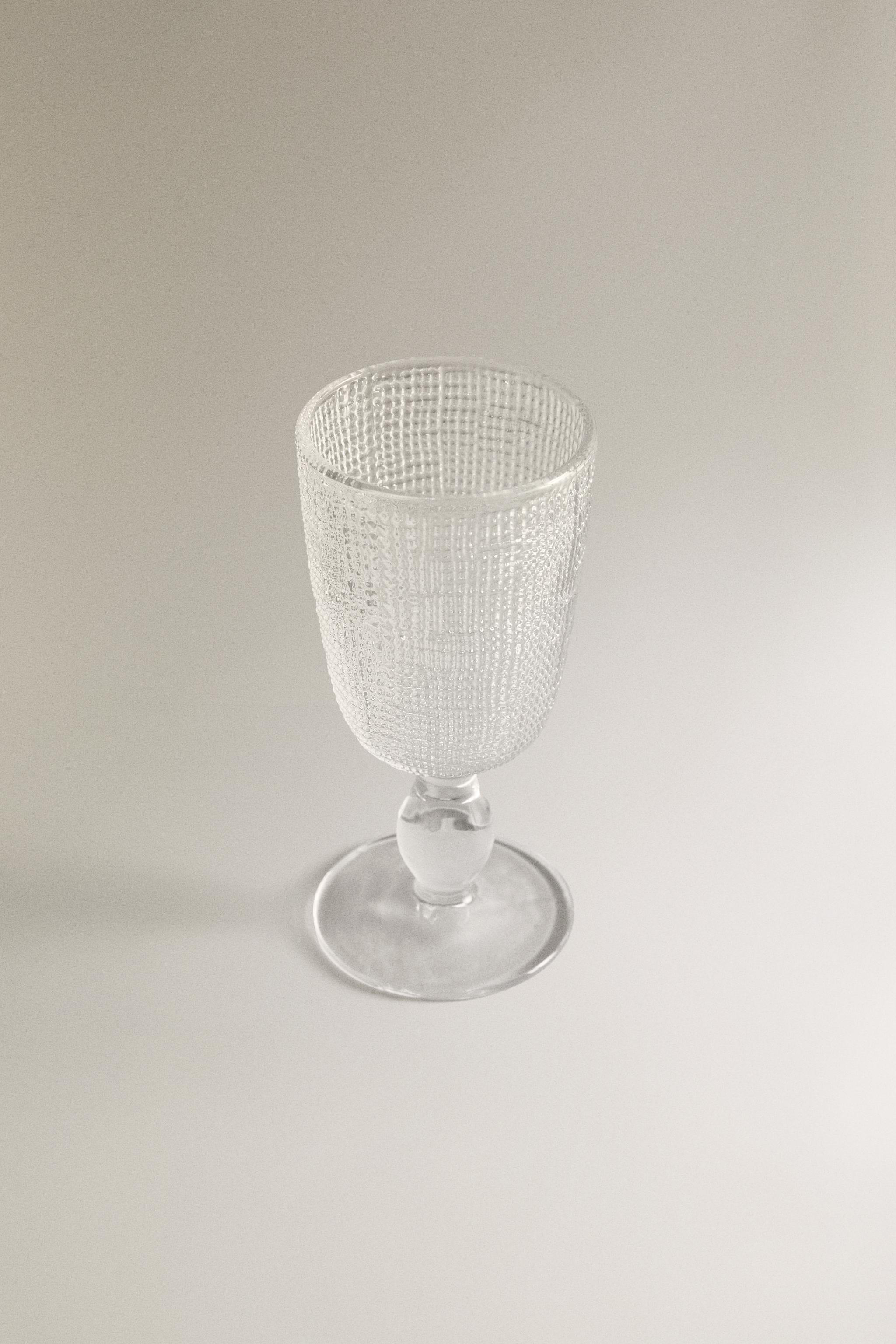 RAISED DESIGN WINE GLASS