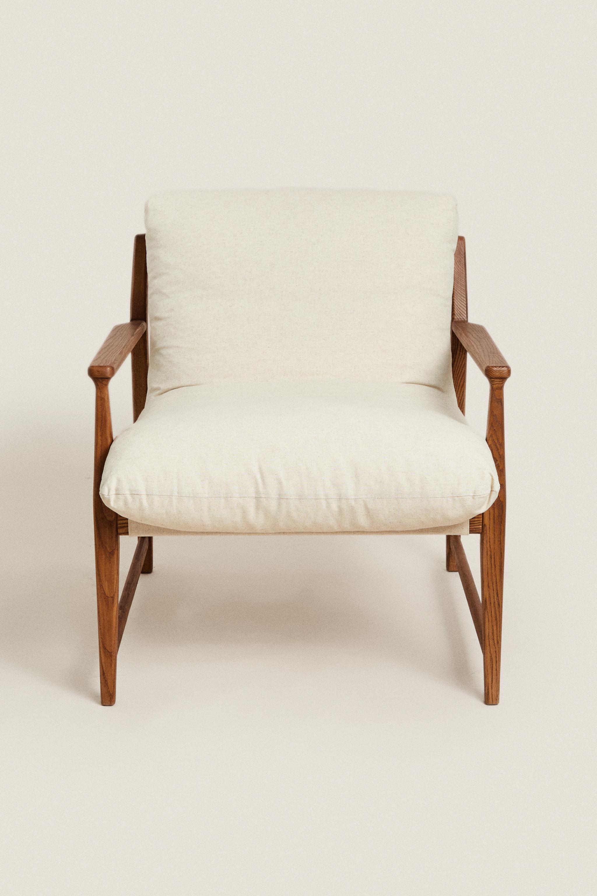 WOODEN ACCENT CHAIR WITH REMOVABLE CUSHION