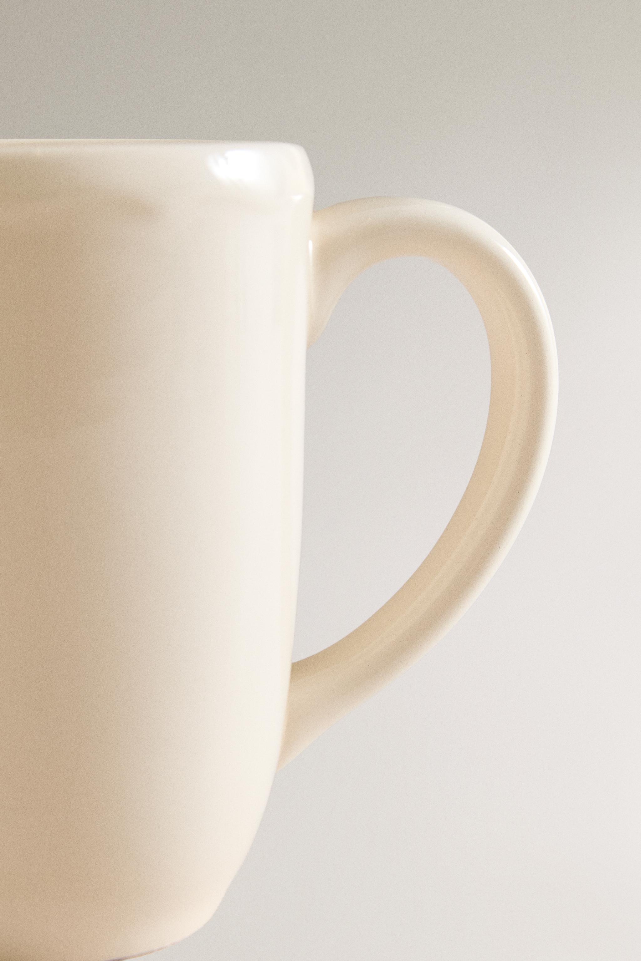 EARTHENWARE MUG WITH A RAISED-DESIGN EDGE