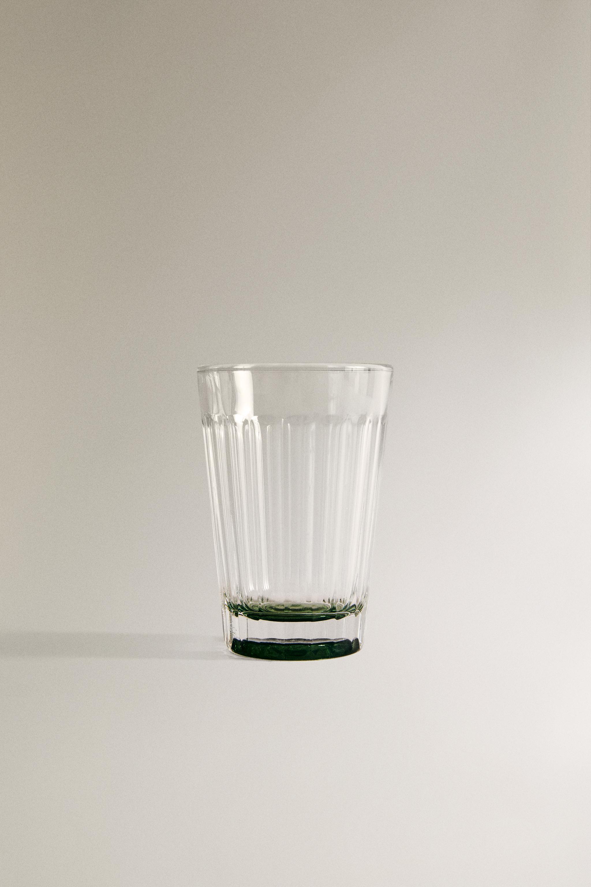 GLASS TUMBLER WITH A COLORED BASE