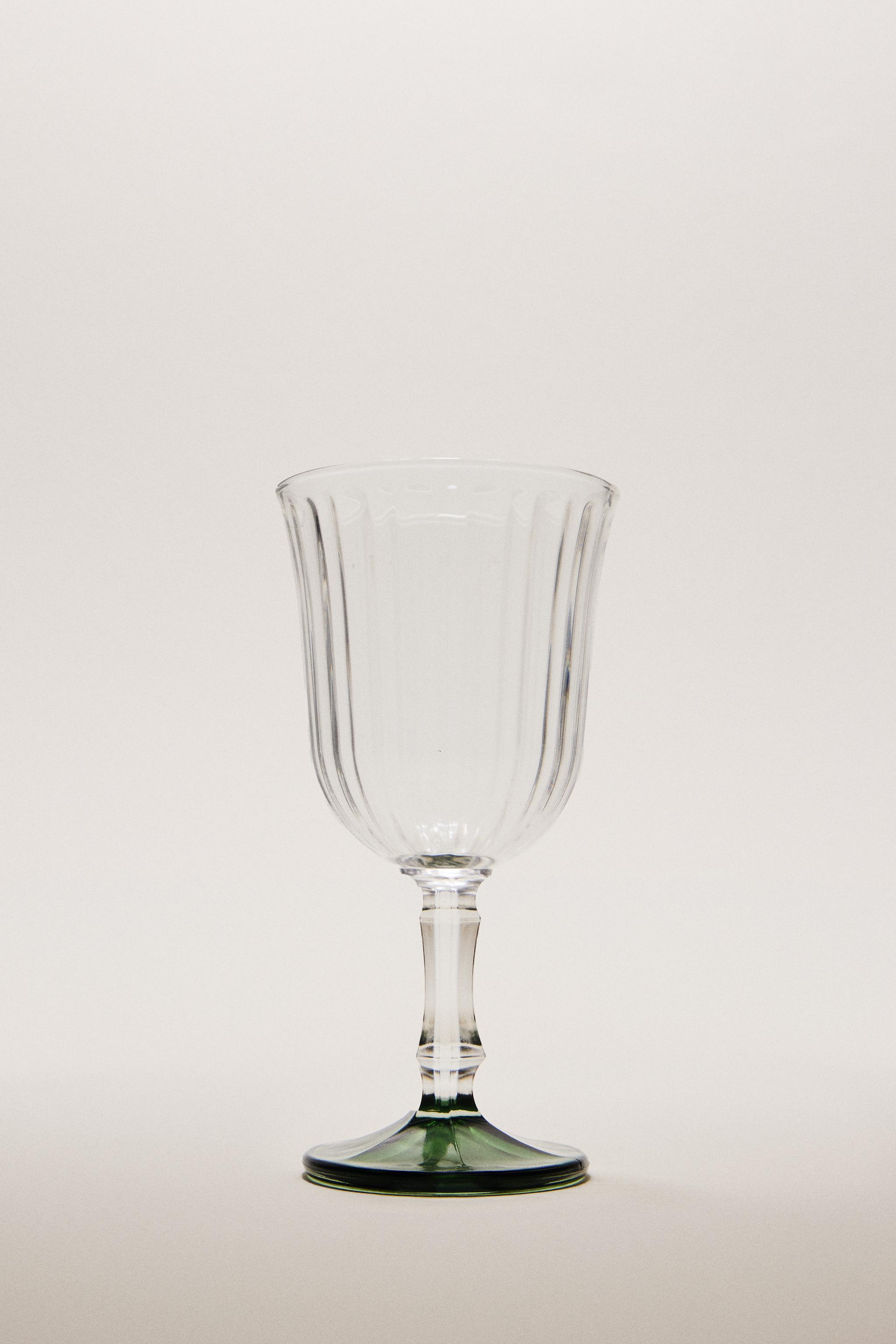 RAISED WINE GLASS WITH A COLORED BASE