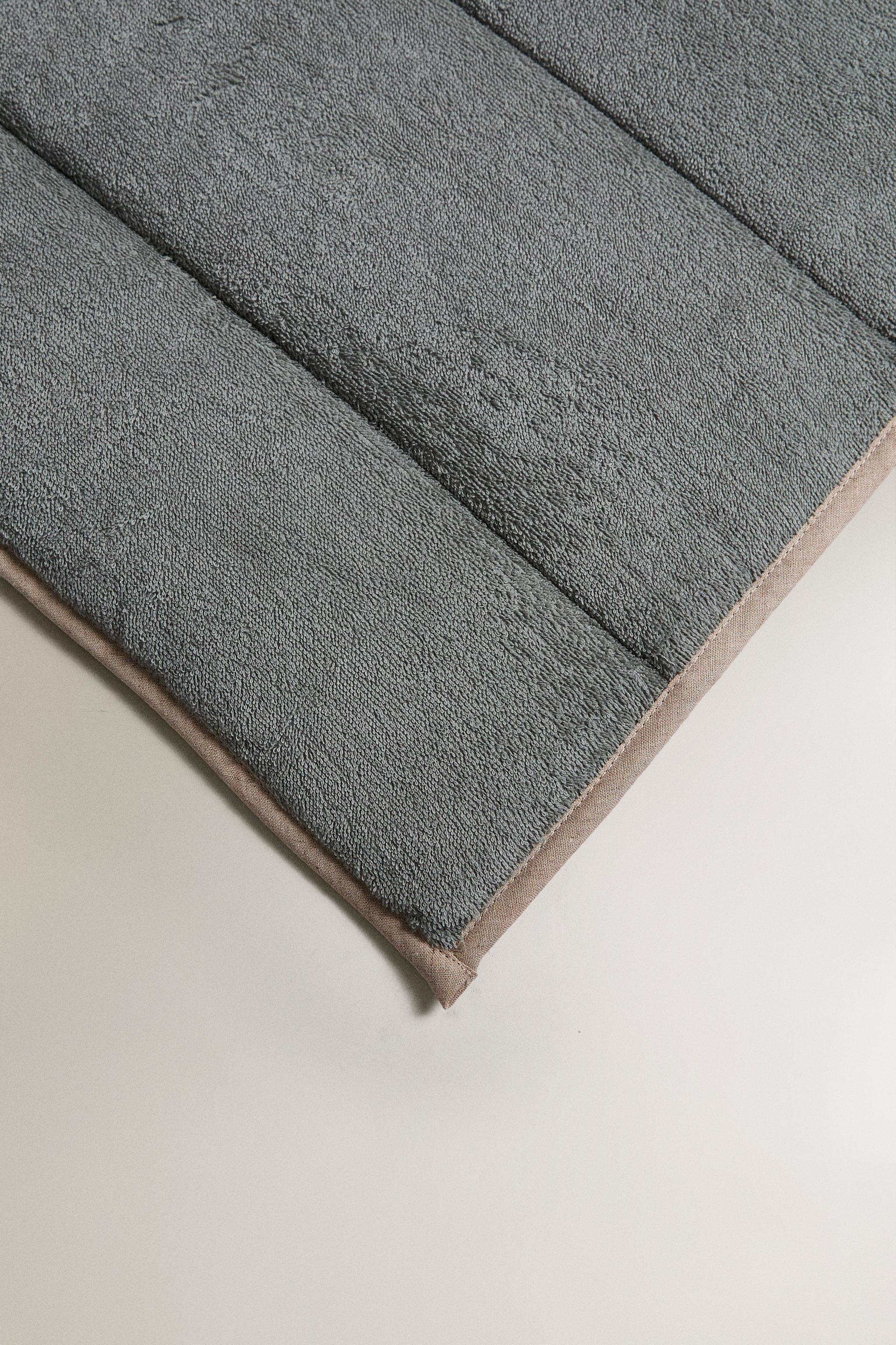 QUILTED TOPPER MADE OF TOWEL FABRIC