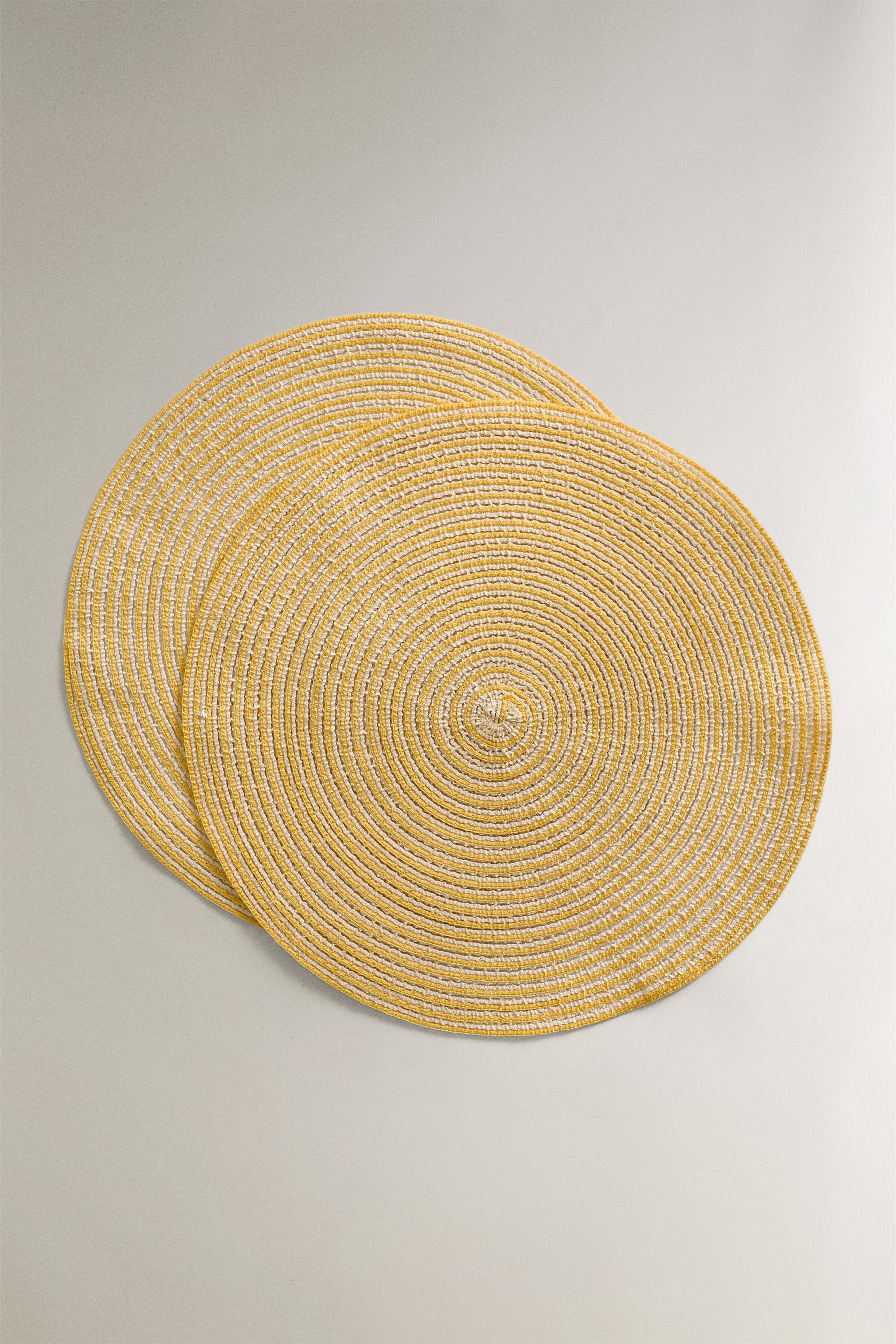SET OF ROUND PLACEMATS (SET OF 2)