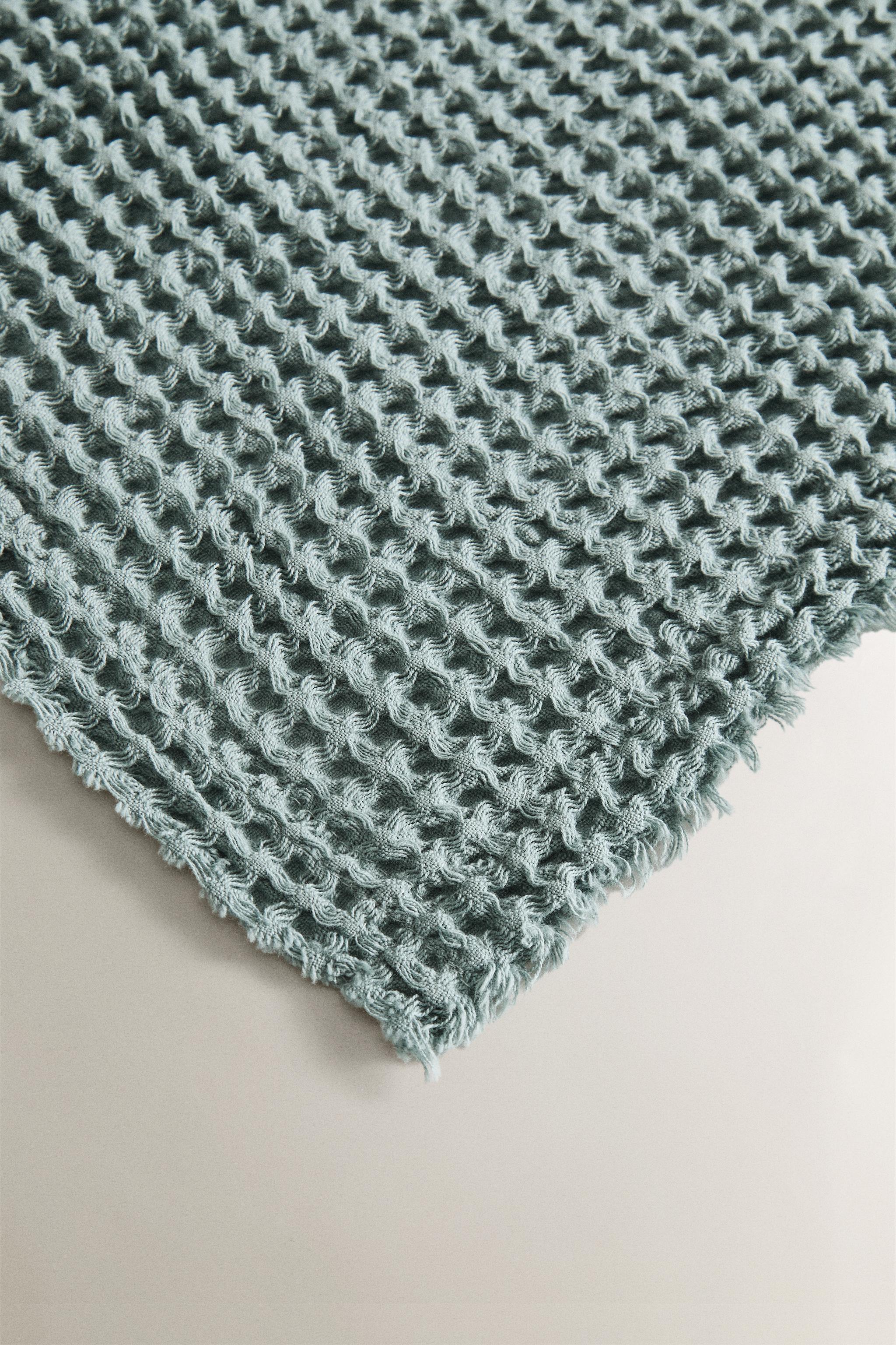 WAFFLE-TEXTURE BLANKET