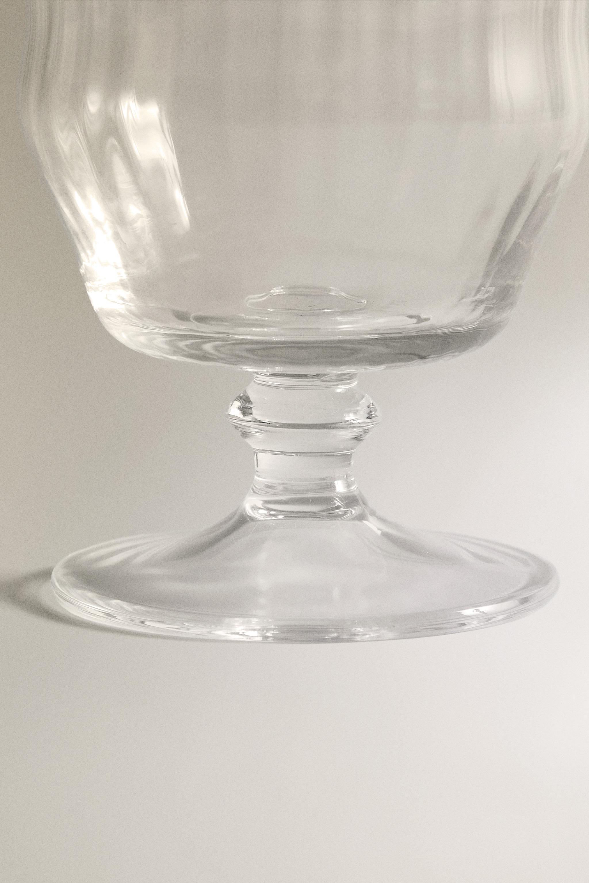 RAISED DESIGN WINE GLASS