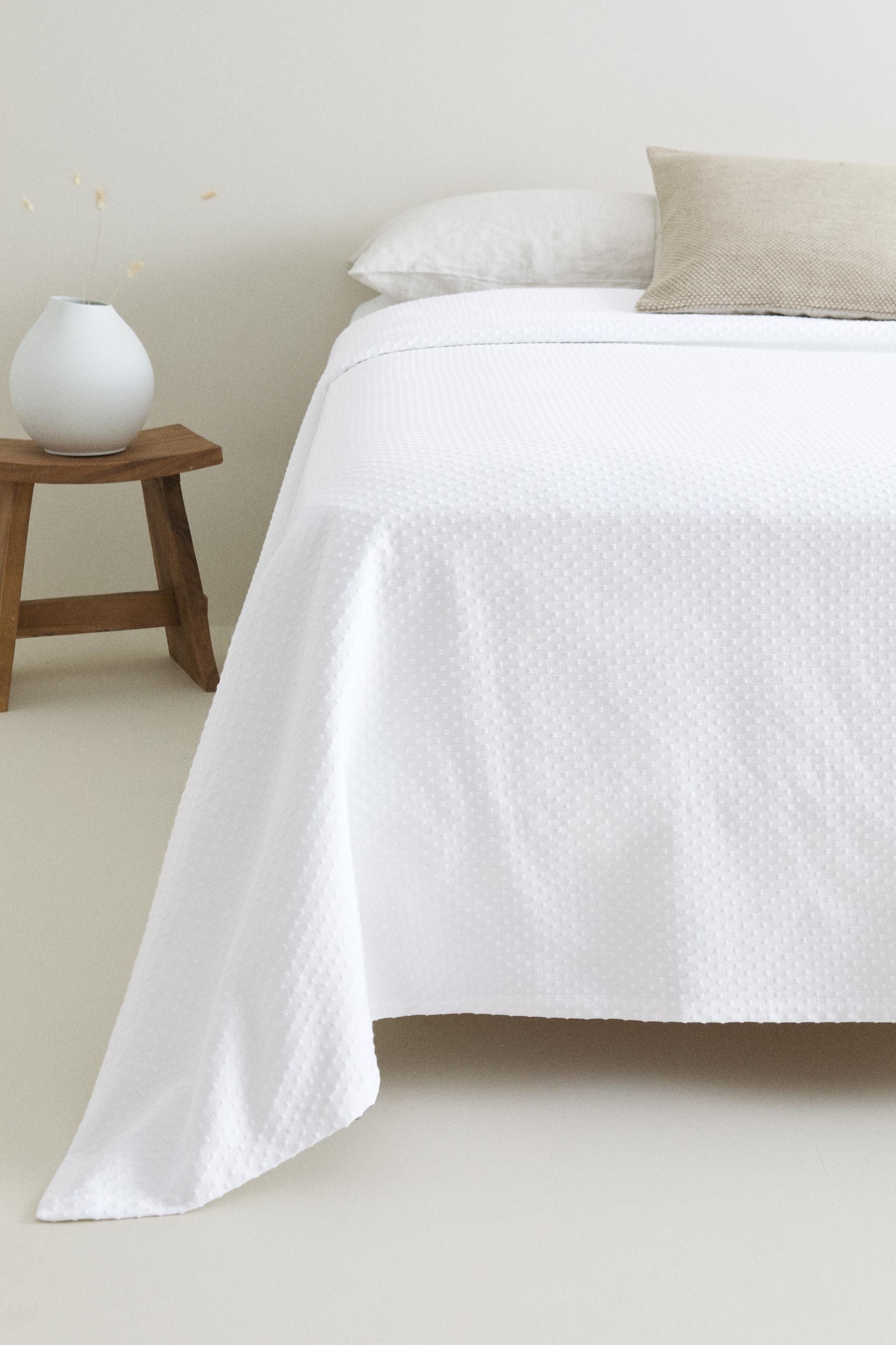 BEDSPREAD WITH POLKA DOT DESIGN