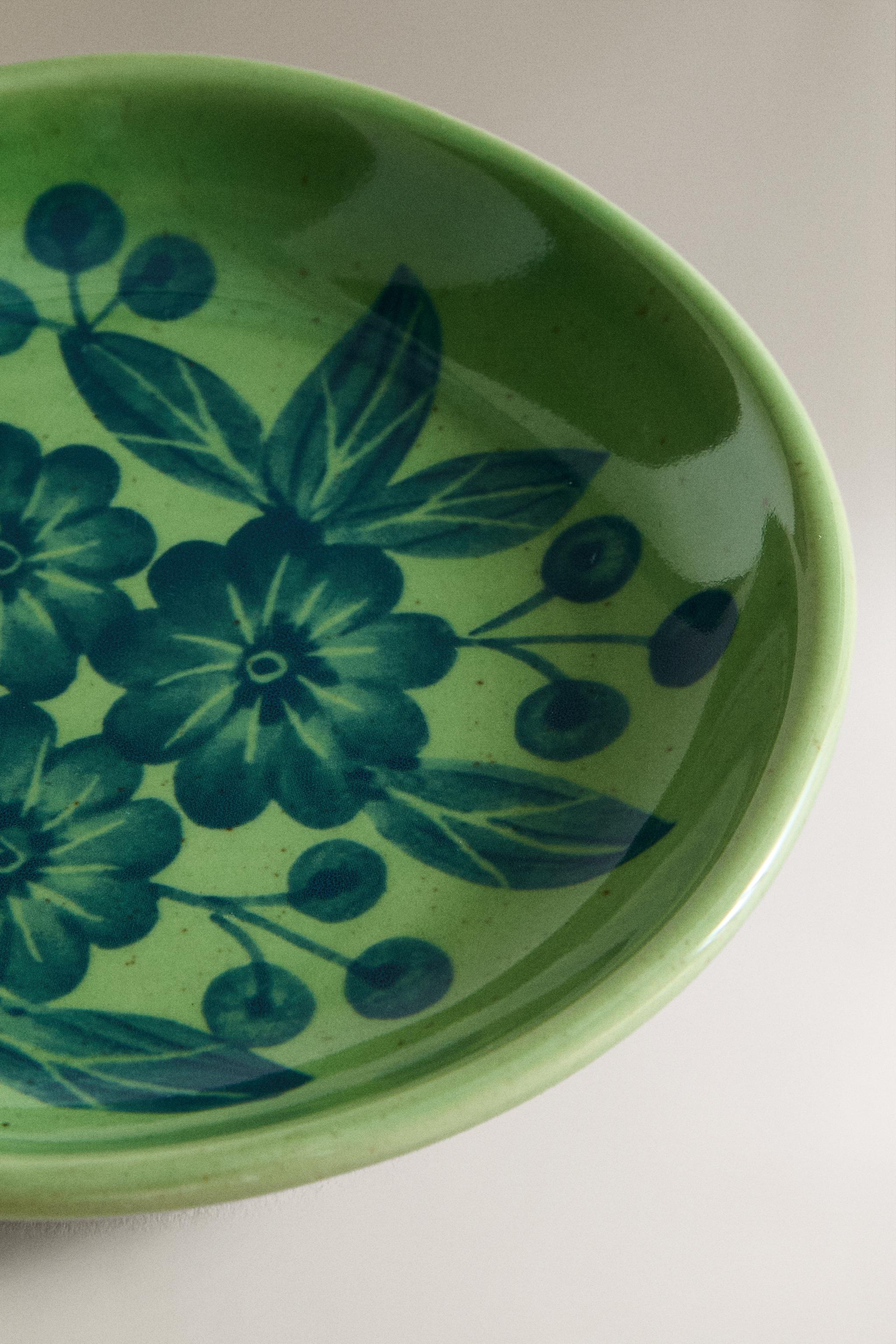 STONEWARE PLATE WITH FLORAL DESIGN