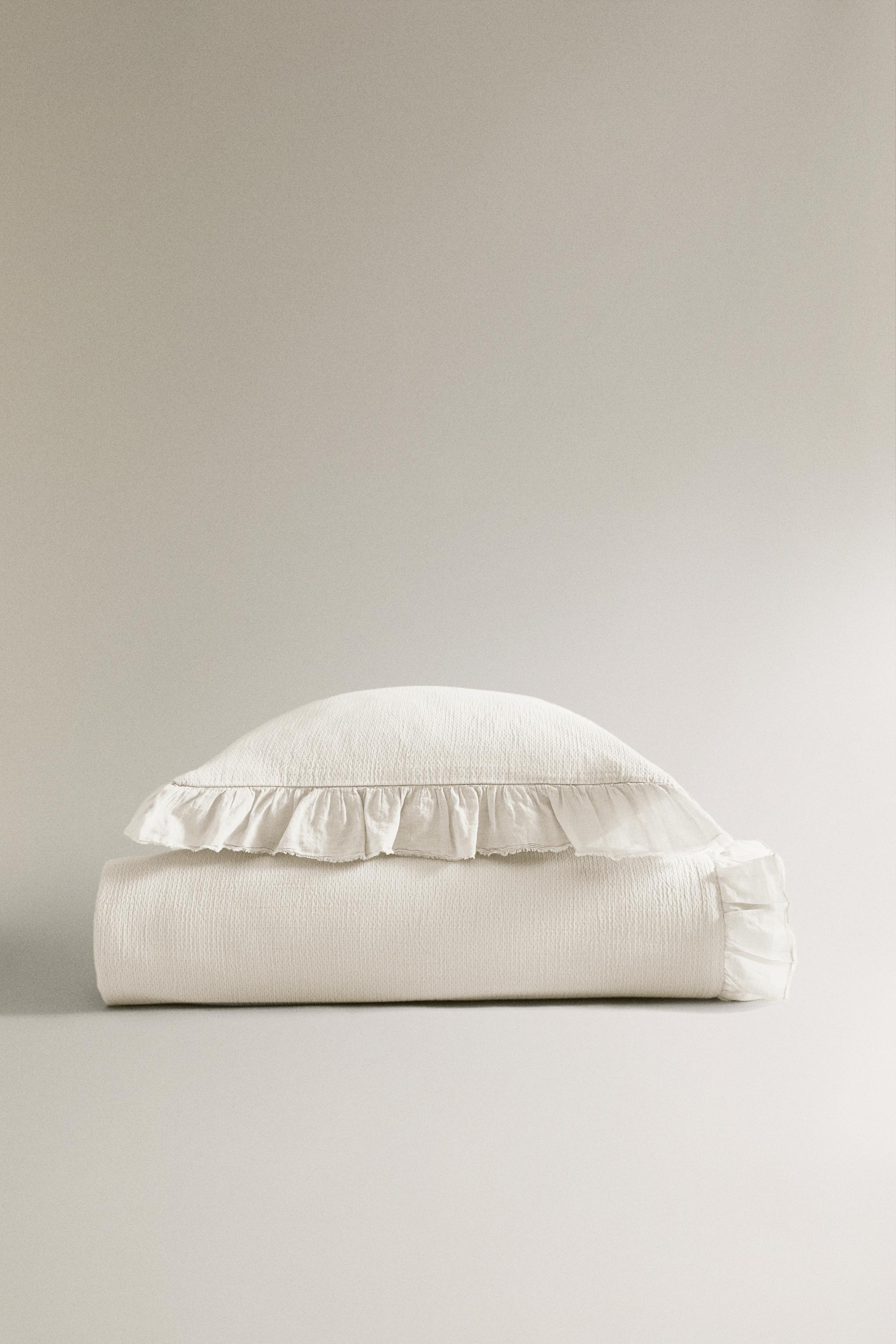 TEXTURED BEDSPREAD WITH RUFFLE TRIM