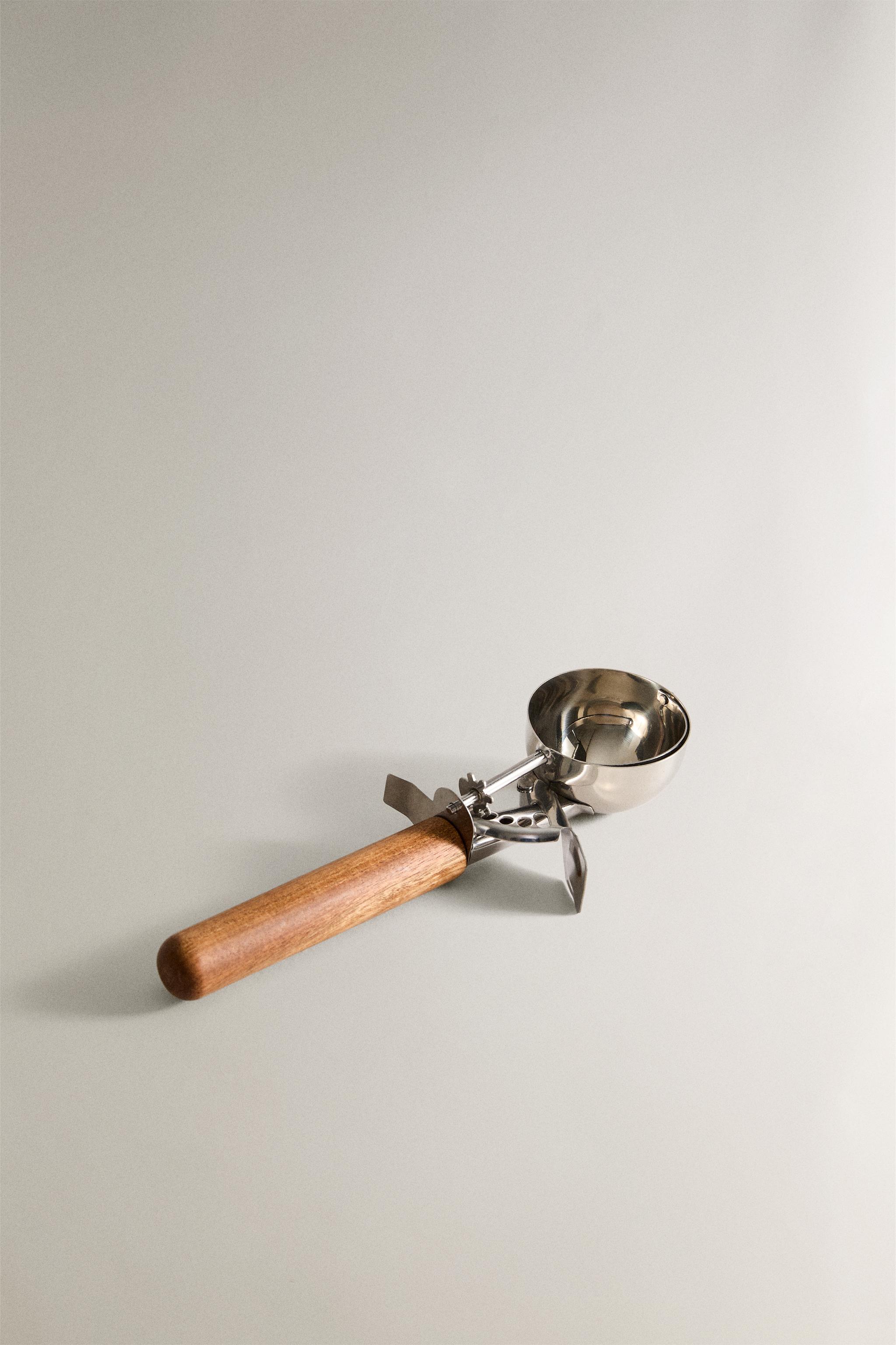 ICE-CREAM SCOOP WITH ACACIA WOOD HANDLE